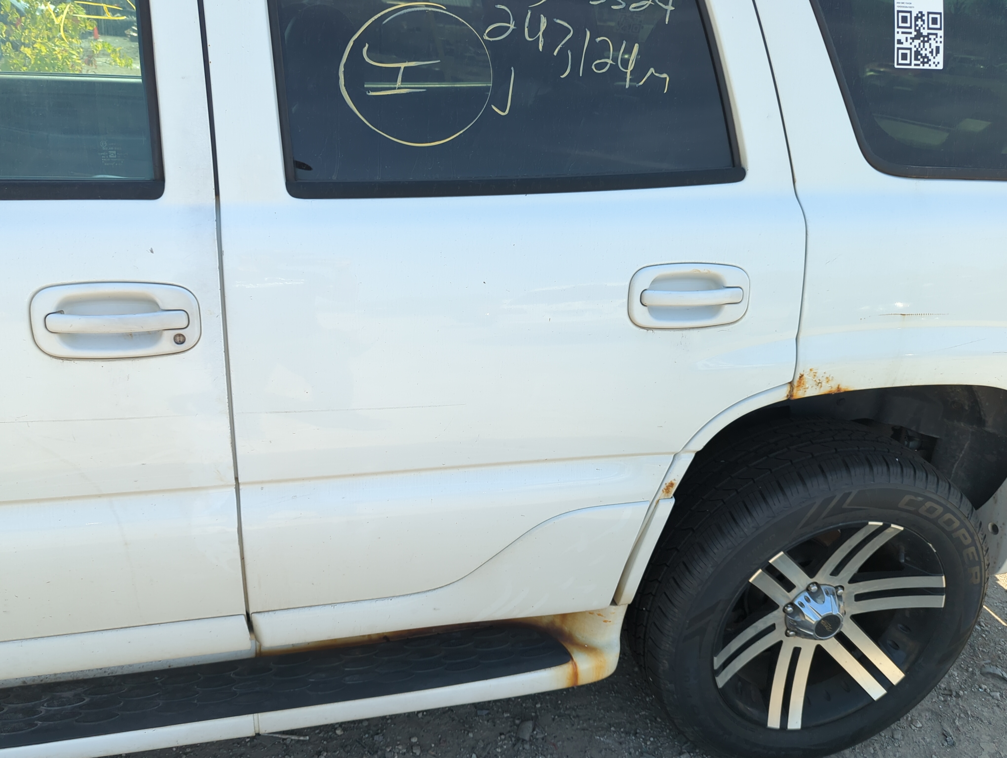 2000-2006 Gmc Yukon Driver Rear Door Oem 1157848 - Oemusedautoparts1.com