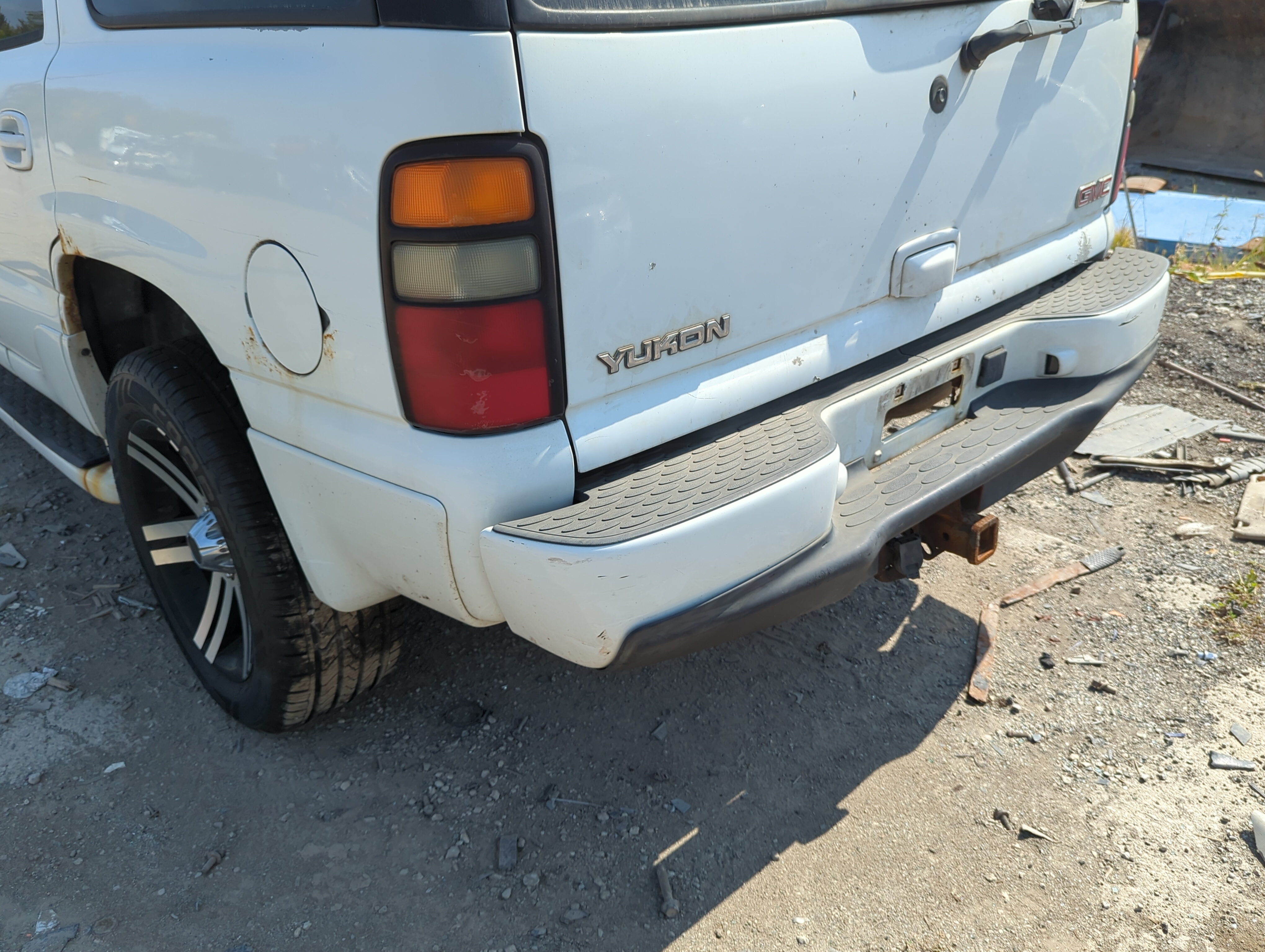 2001-2006 Gmc Yukon Rear Bumper Assembly Oem 1157960 - Oemusedautoparts1.com