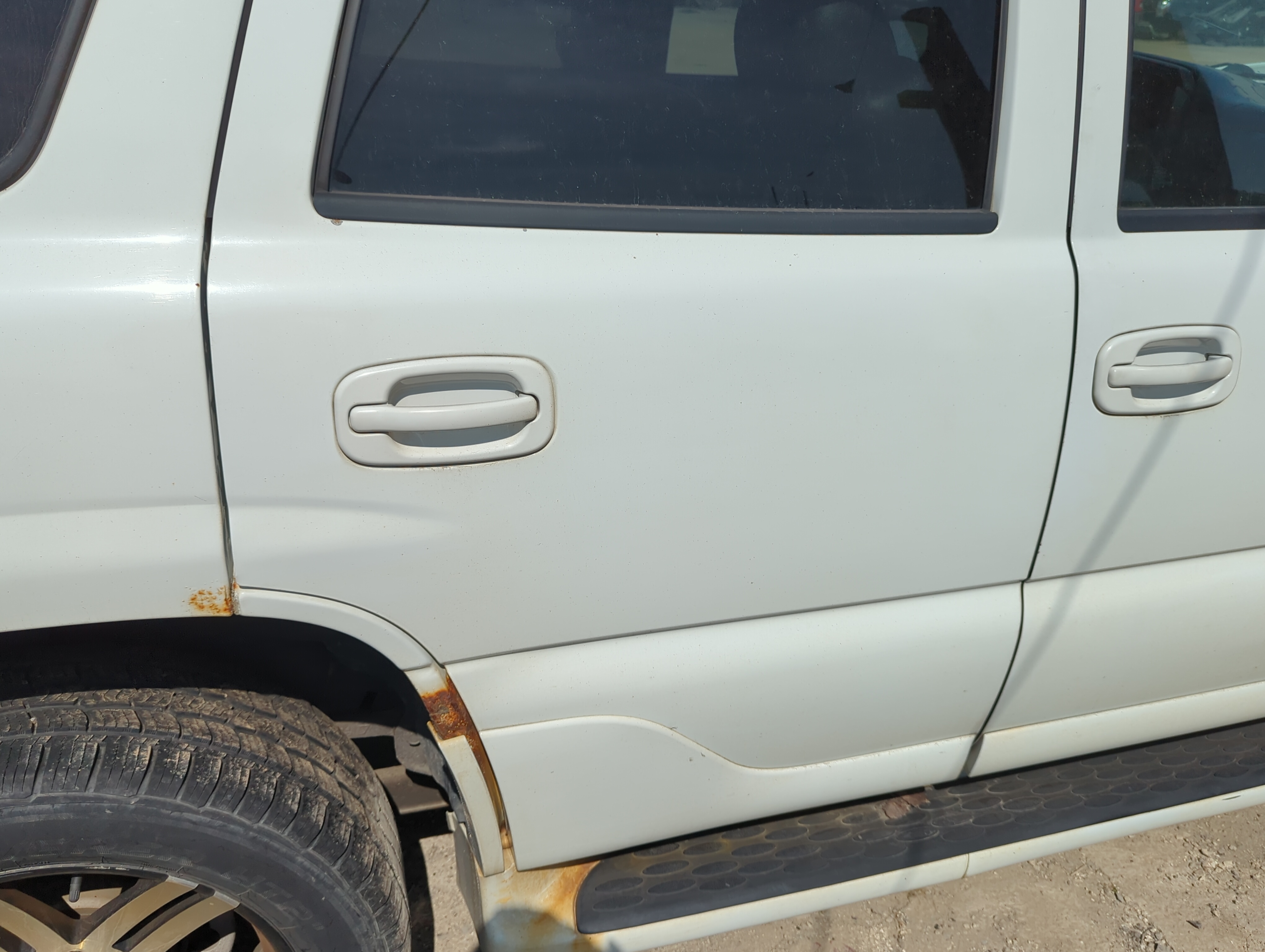 2000-2006 Gmc Yukon Passenger Rear Door Oem 1158000 - Oemusedautoparts1.com