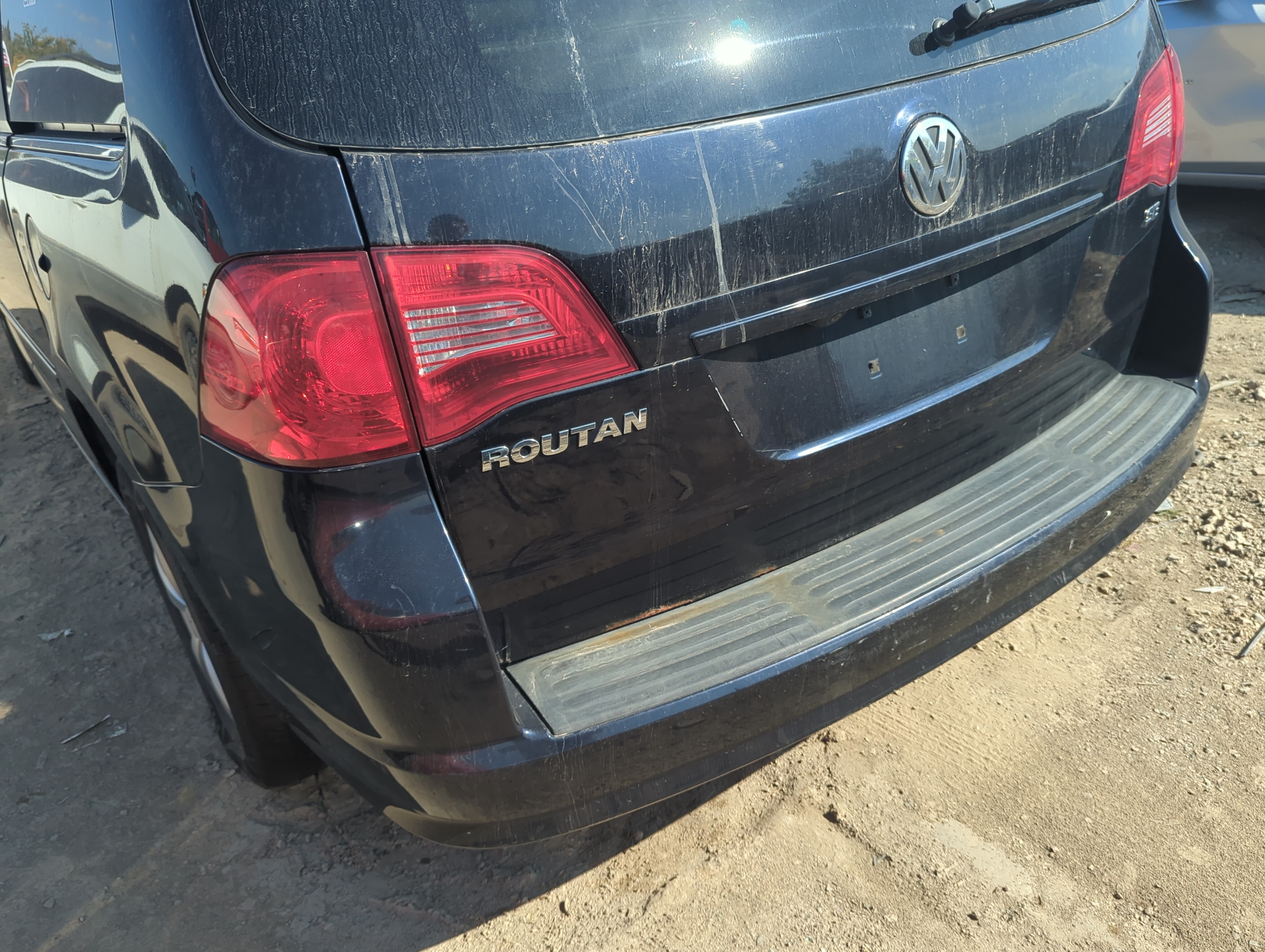 Picture of 2009-2014 Volkswagen Routan Rear Bumper Assembly Oem 1158729