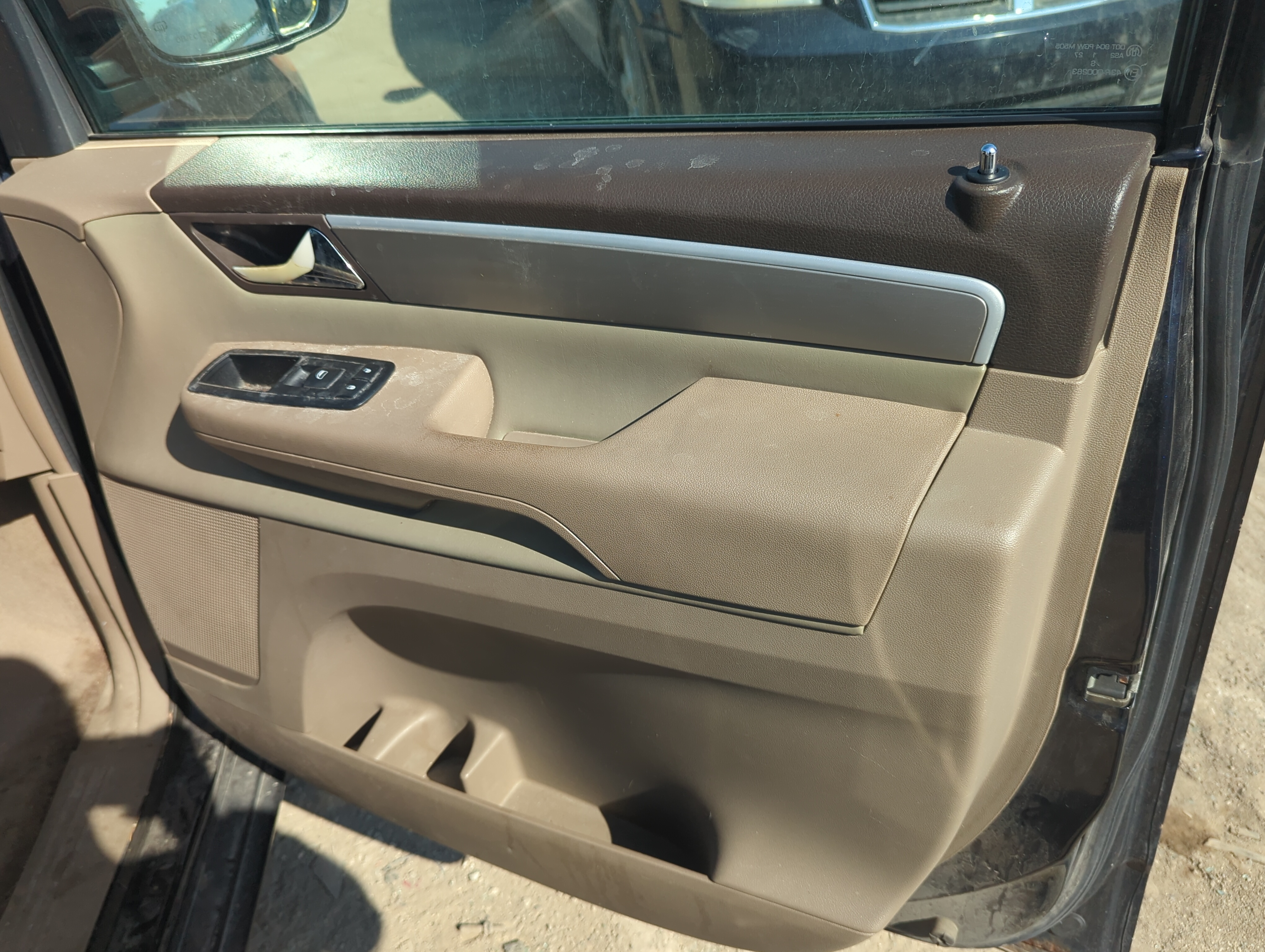 2011 Volkswagen Routan Front Right Passenger Interior Door Panel Trim 1158771 - Oemusedautoparts1.com