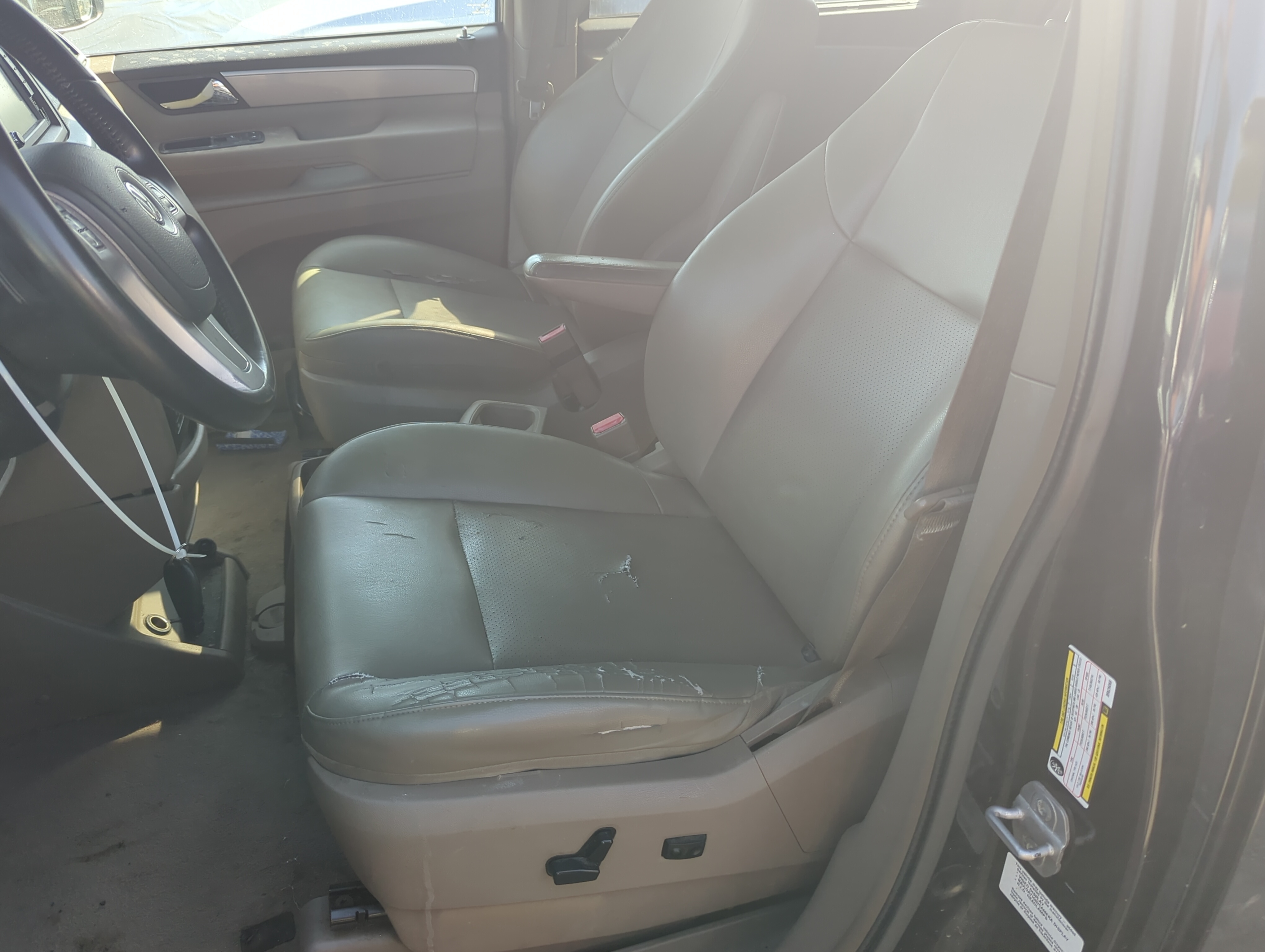 Picture of 2011-2014 Volkswagen Routan Driver Front Seat Oem 1158791