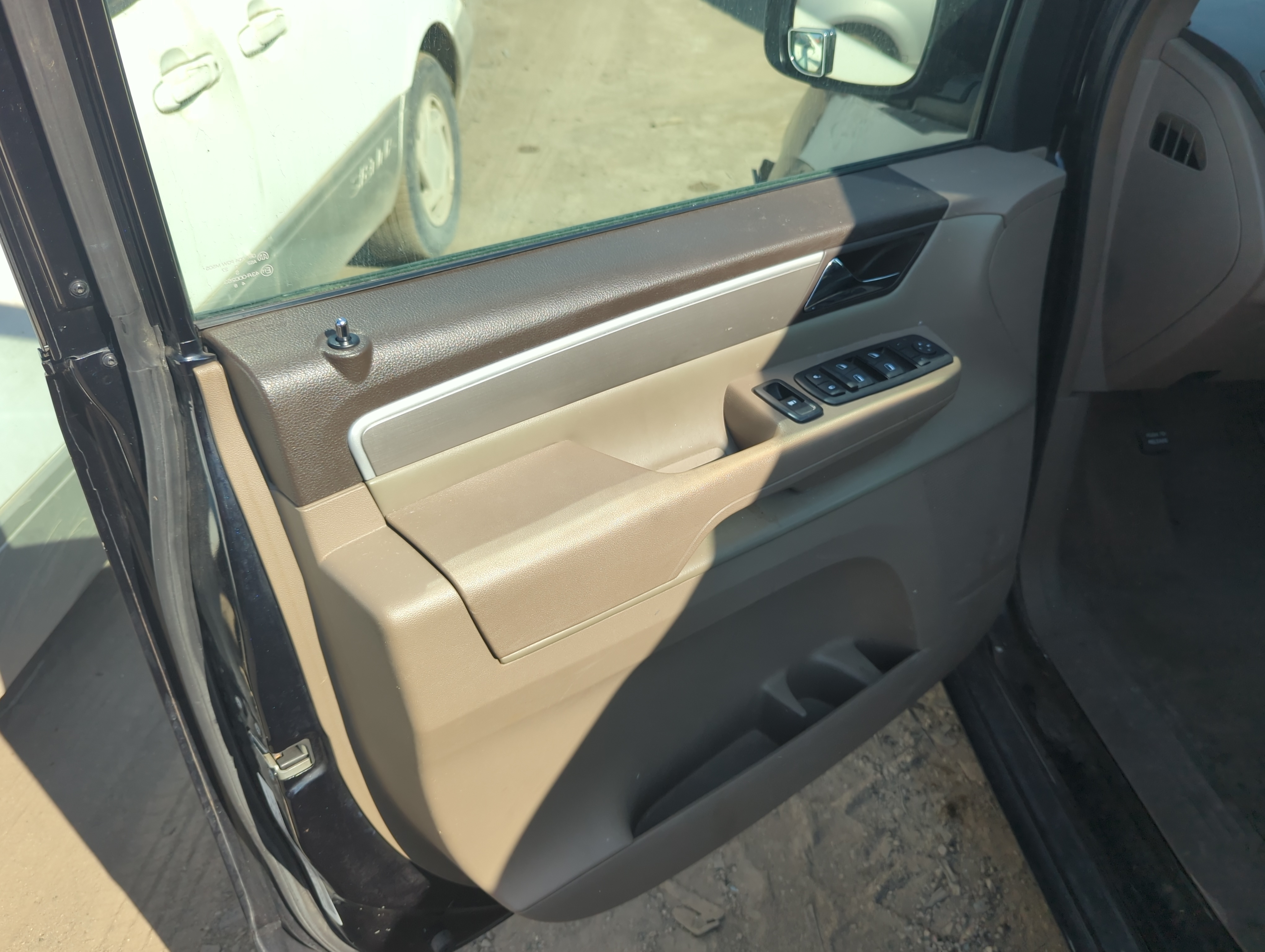 2011 Volkswagen Routan Front Left Driver Interior Door Panel Trim 1158795 - Oemusedautoparts1.com