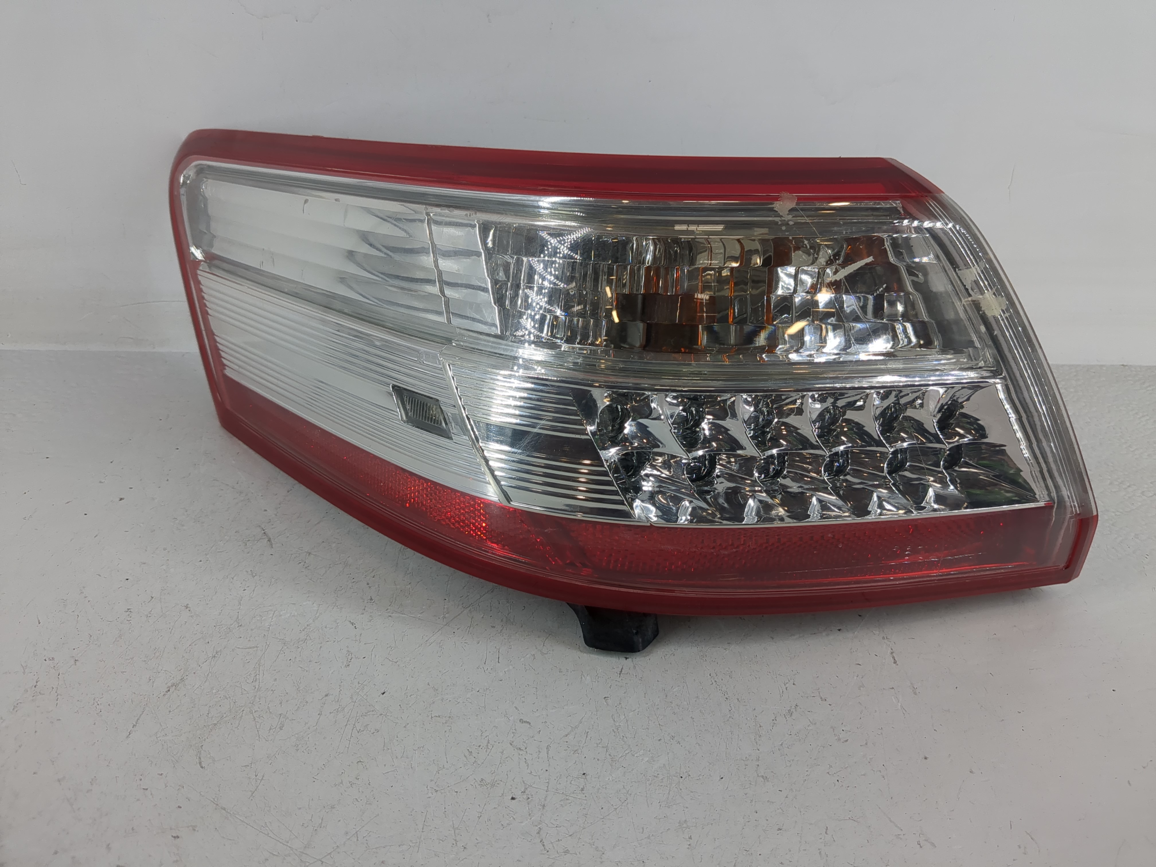 Picture of 2010-2011 Toyota Camry Driver Left Side Tail Light Taillight Oem 1159546