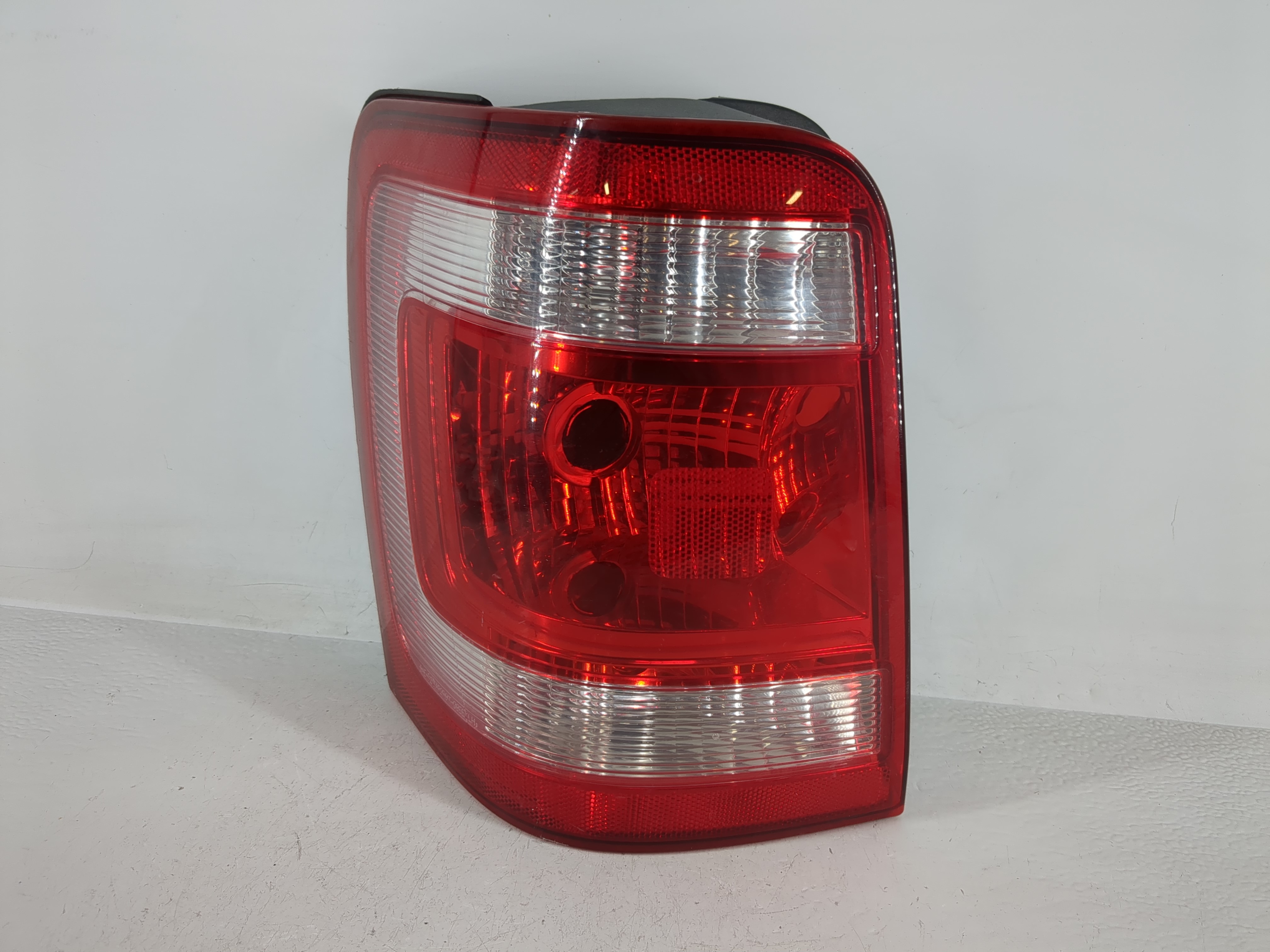 Picture of 2008-2012 Ford Escape Driver Left Side Tail Light Taillight Oem 1159719