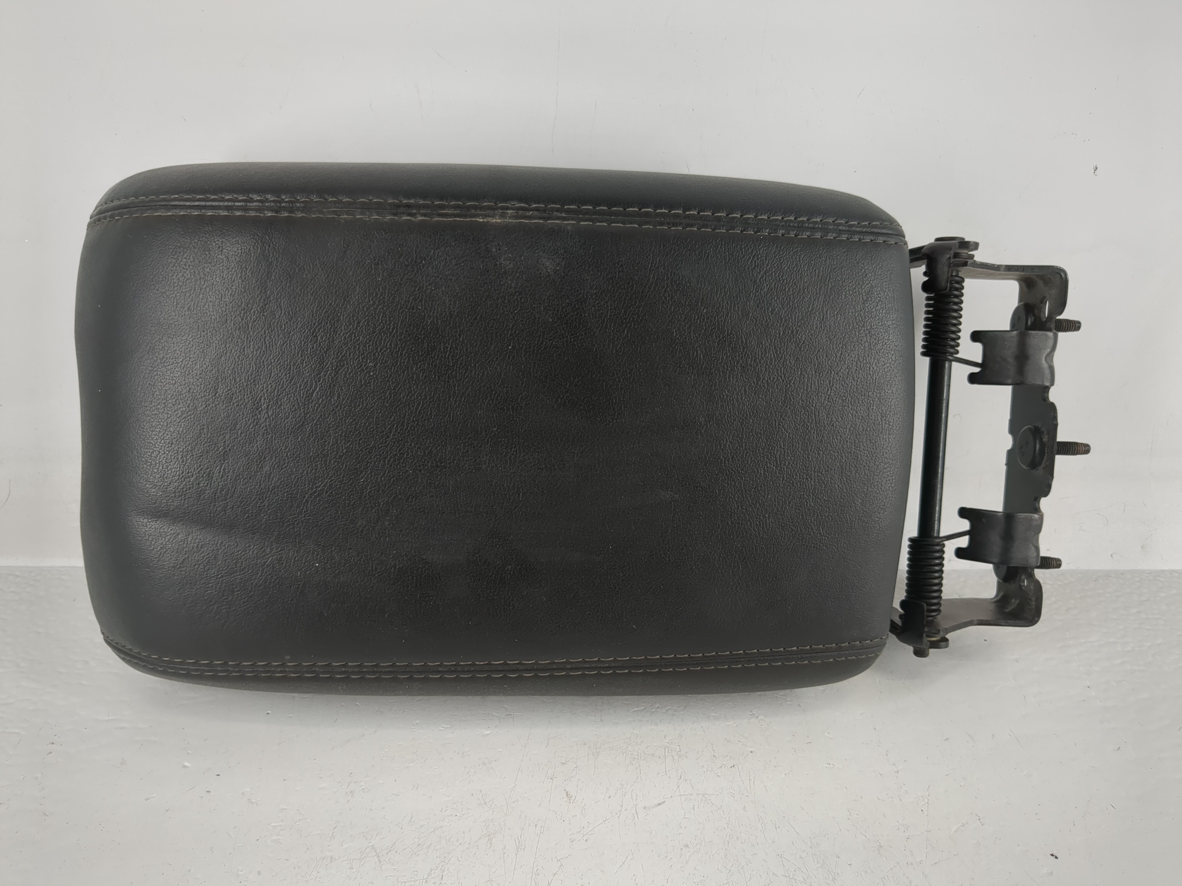 2015-2016 Cadillac Srx Center Console Armrest Cover Lid Black 1162053 - Oemusedautoparts1.com