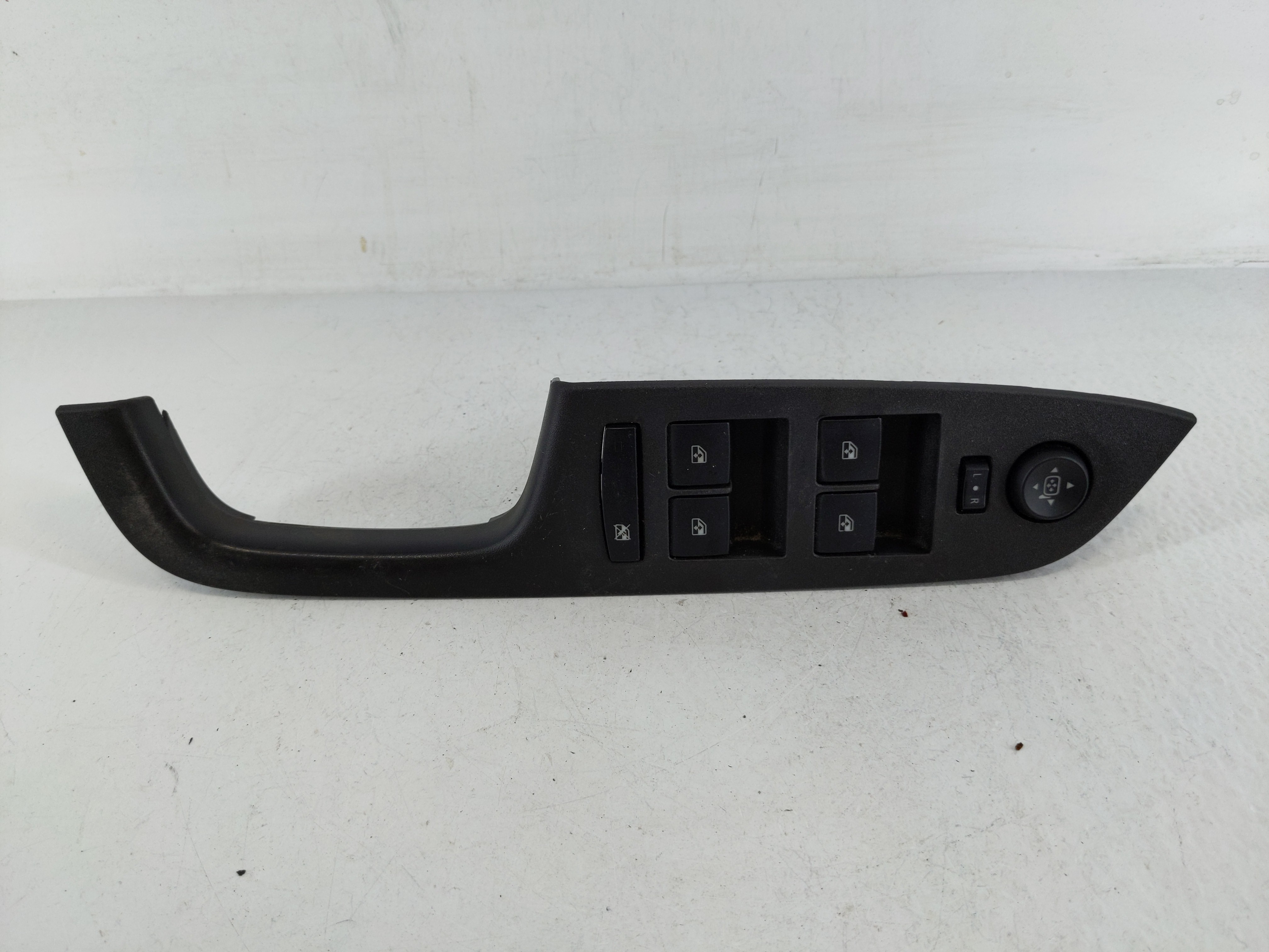 2010-2017 Chevrolet Equinox Driver Left Door Master Power Window Switch 1162070 - Oemusedautoparts1.com