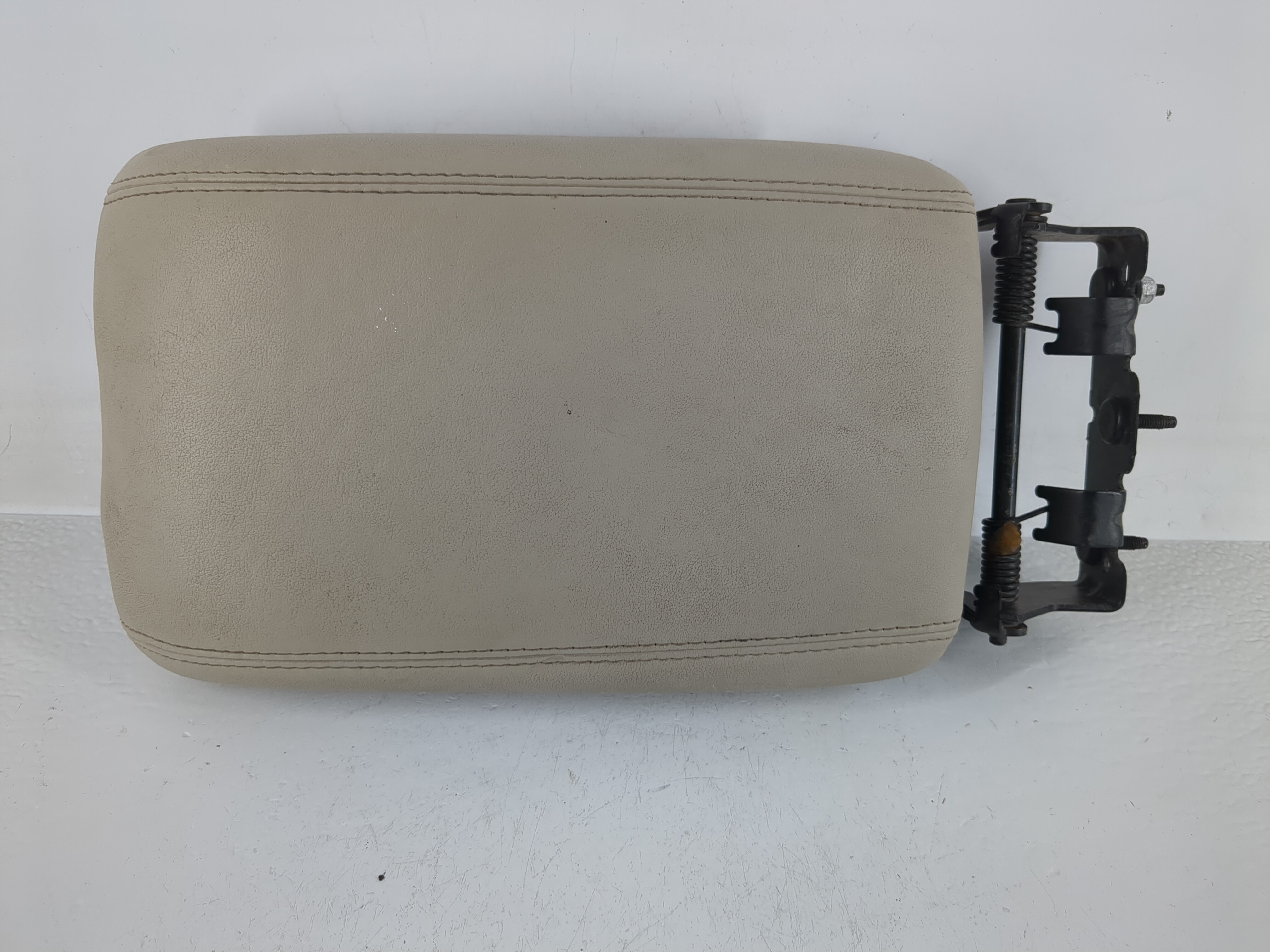 2015-2016 Cadillac Srx Center Console Armrest Cover Lid Light Gray 1162422 - Oemusedautoparts1.com