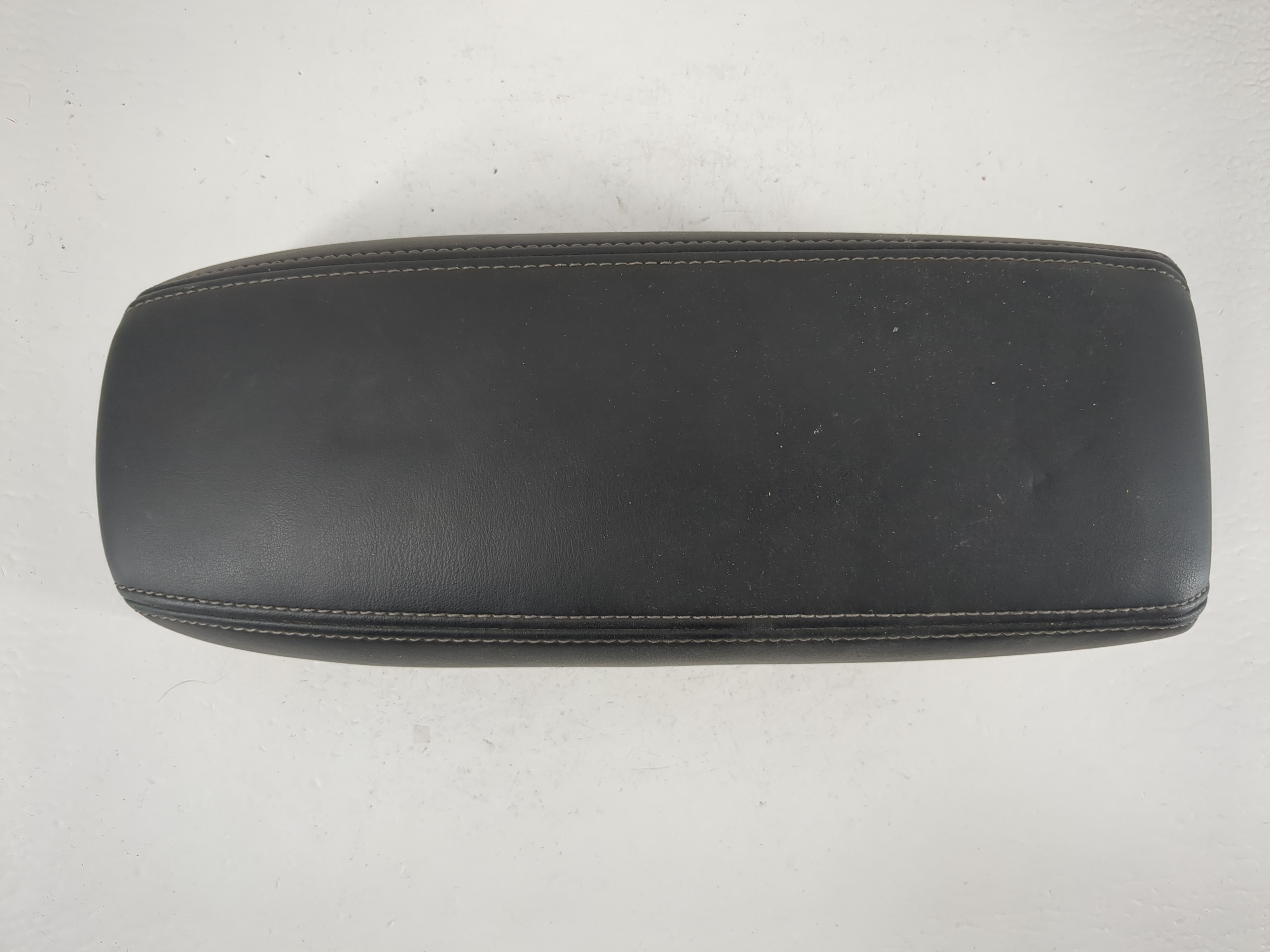 2022 Nissan Kicks Center Console Armrest Cover Lid Black 1162426 - Oemusedautoparts1.com