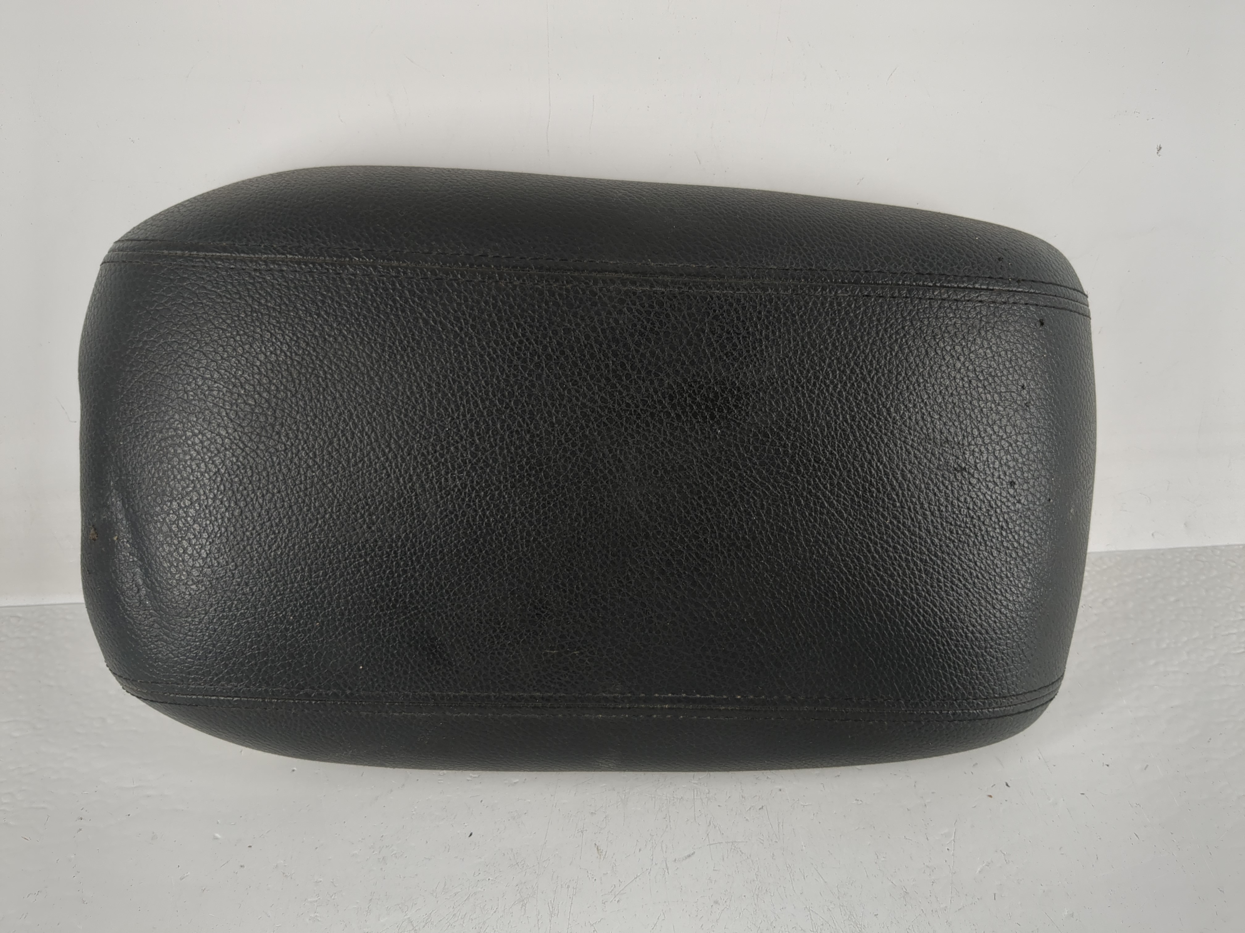 2014-2015 Kia Sorento Center Console Armrest Cover Lid Black 1162438 - Oemusedautoparts1.com