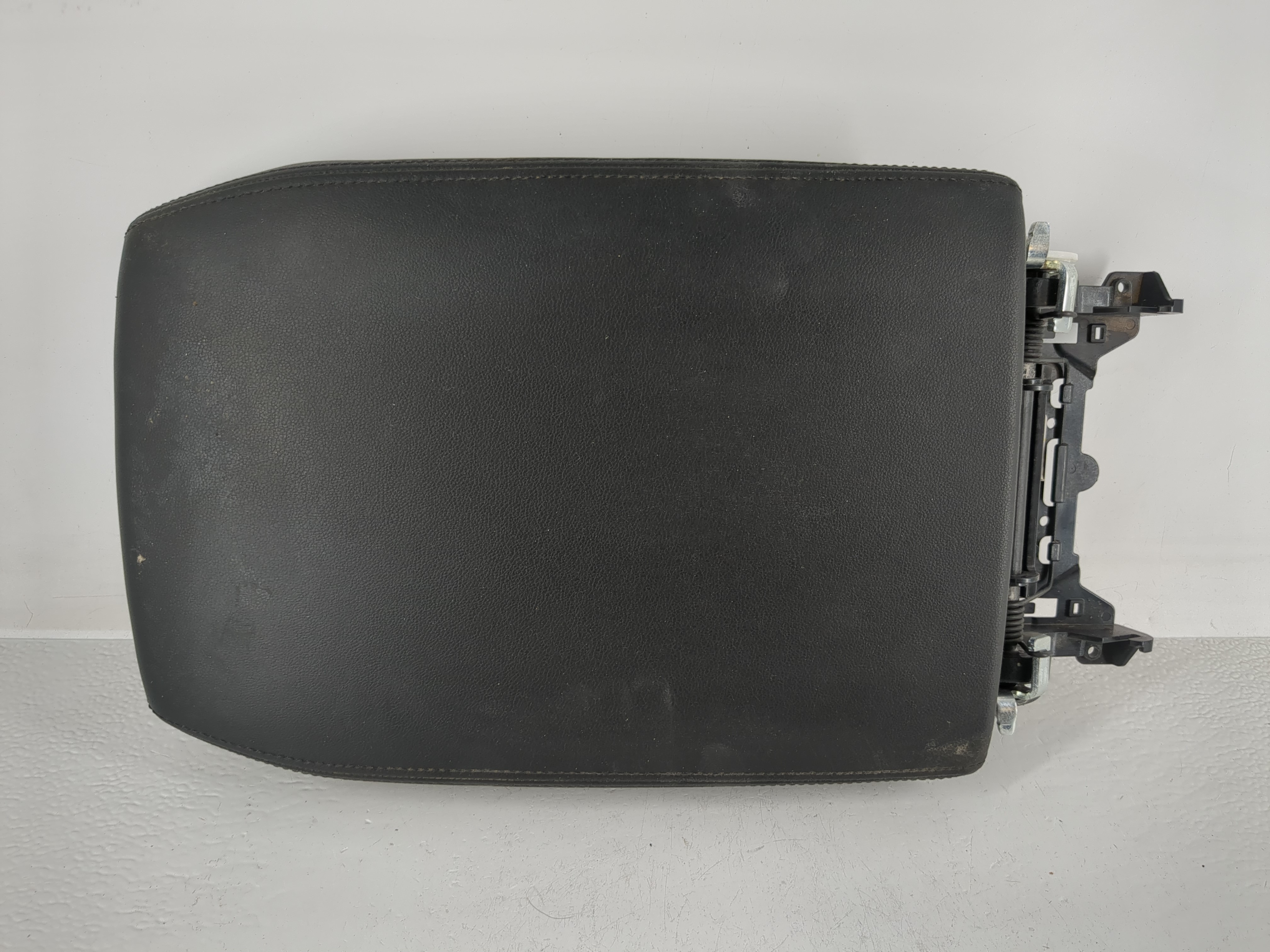 2018 Volkswagen Atlas Center Console Armrest Cover Lid Black 1162440 - Oemusedautoparts1.com