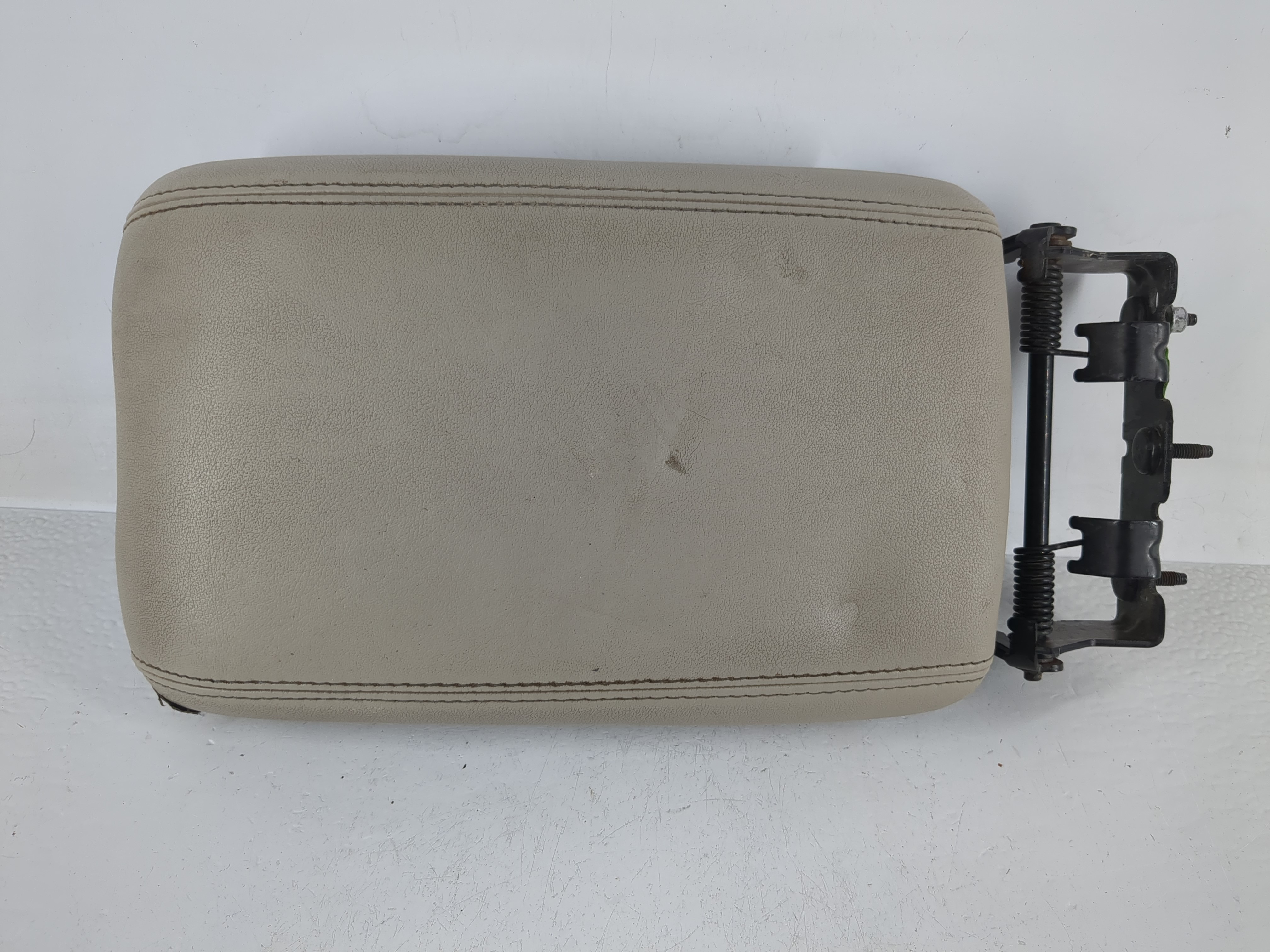 2010-2010 Cadillac Srx Center Console Armrest Cover Lid Tan 1164744 - Oemusedautoparts1.com