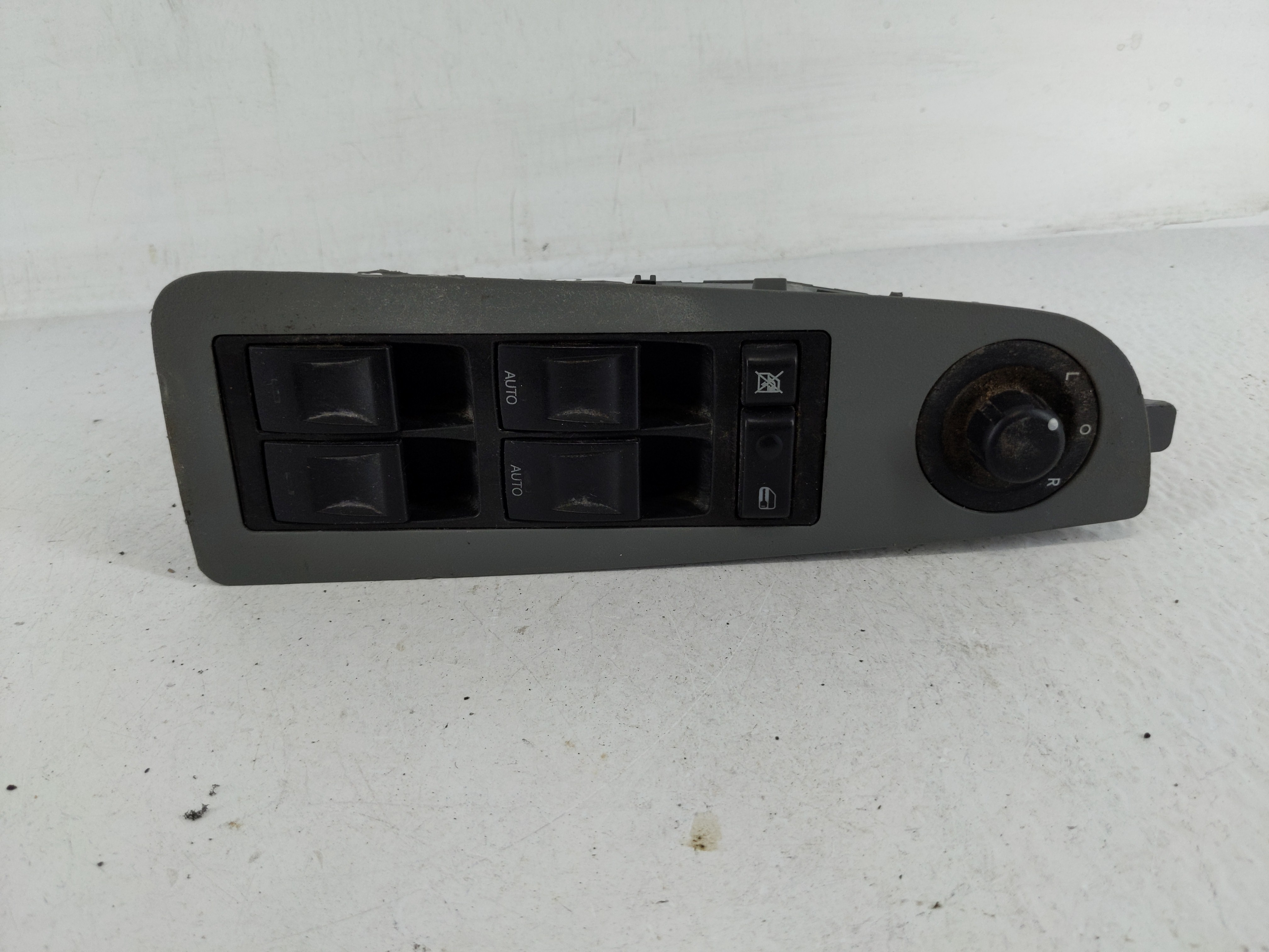 2005-2005 Chrysler 300 Driver Left Door Master Power Window Switch 1165350 - Oemusedautoparts1.com