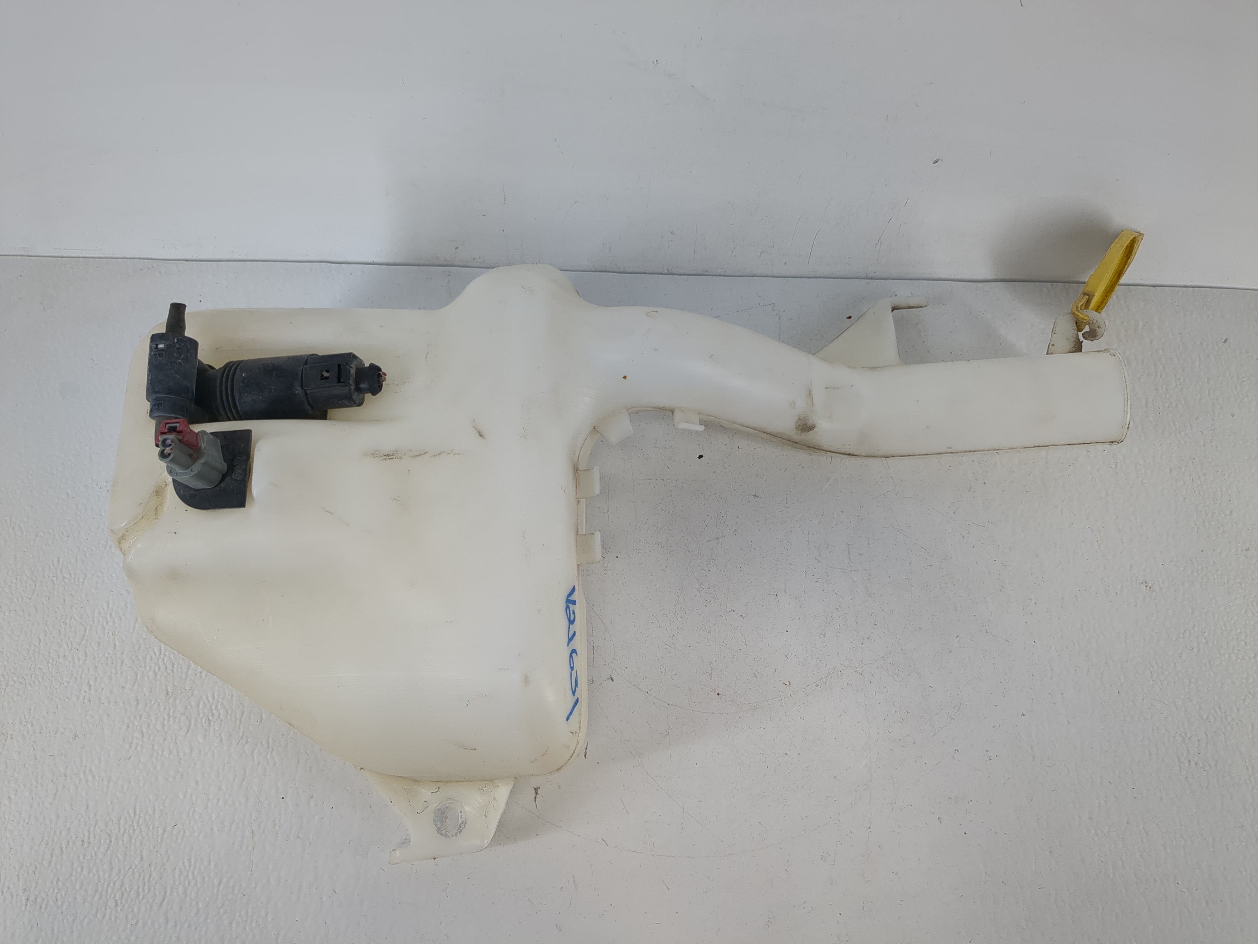 2008 Chrysler Town & Country Windshield Washer Fluid Reservoir Bottle Oem 1166123 - Oemusedautoparts1.com