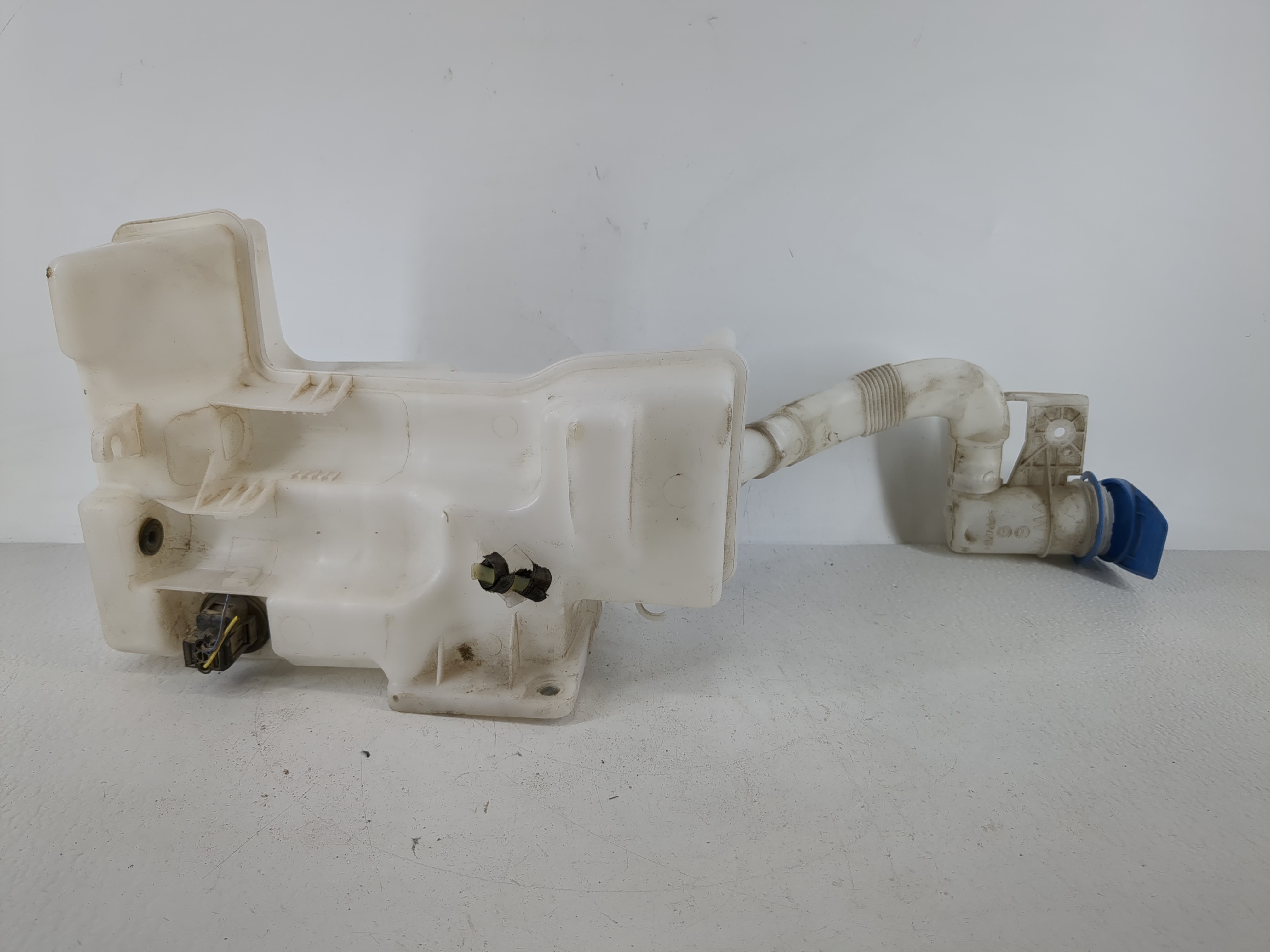 2012-2020 Volkswagen Passat Windshield Washer Fluid Reservoir Bottle Oem 1166125 - Oemusedautoparts1.com