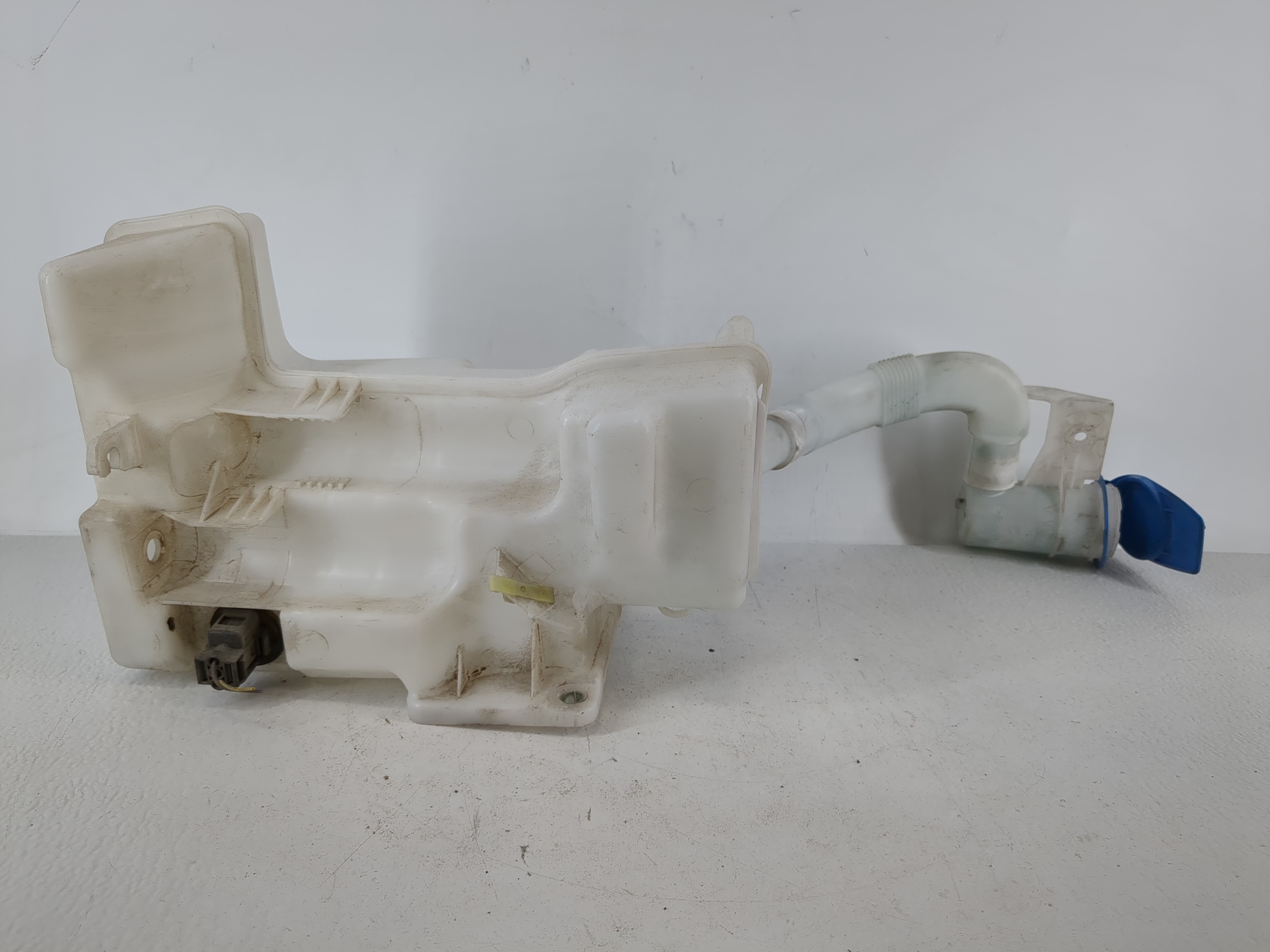 2012-2020 Volkswagen Passat Windshield Washer Fluid Reservoir Bottle Oem 1166221 - Oemusedautoparts1.com