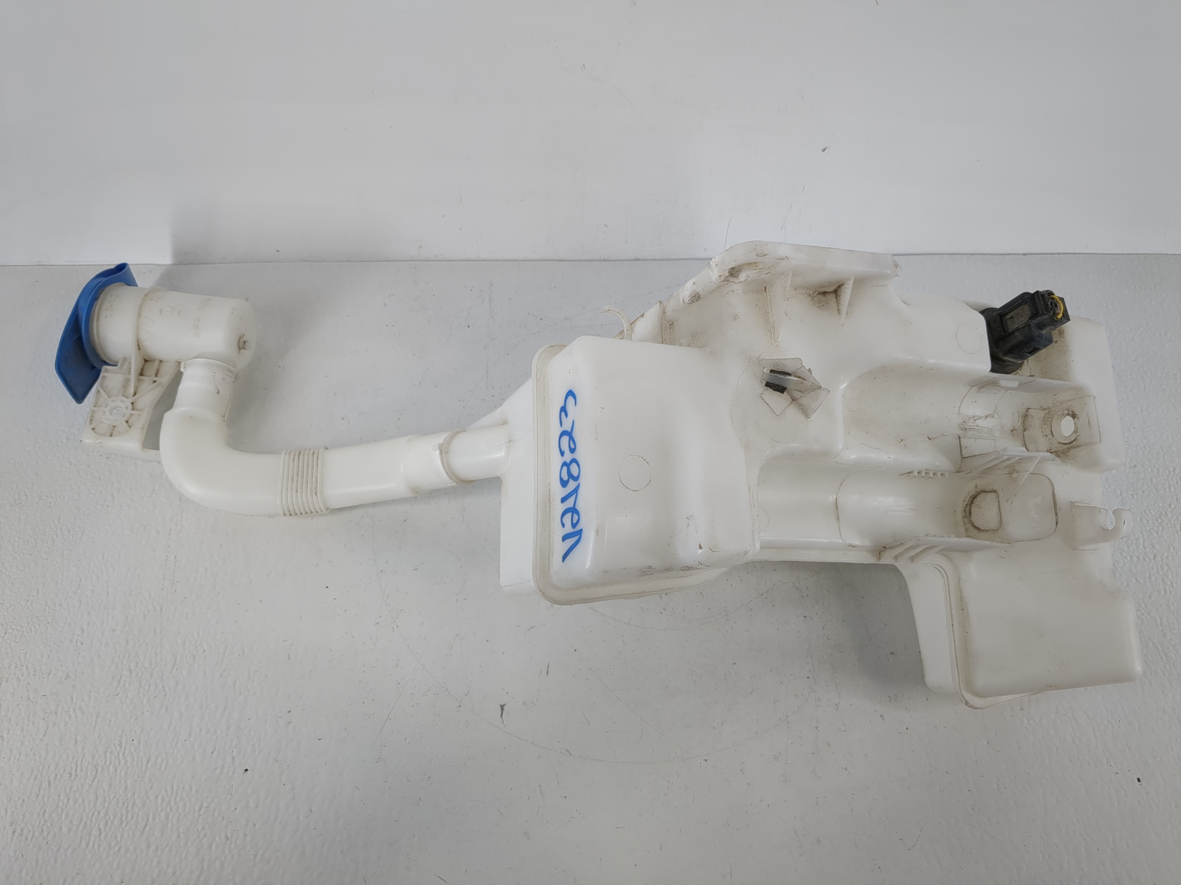 2012-2020 Volkswagen Passat Windshield Washer Fluid Reservoir Bottle Oem 1166295 - Oemusedautoparts1.com