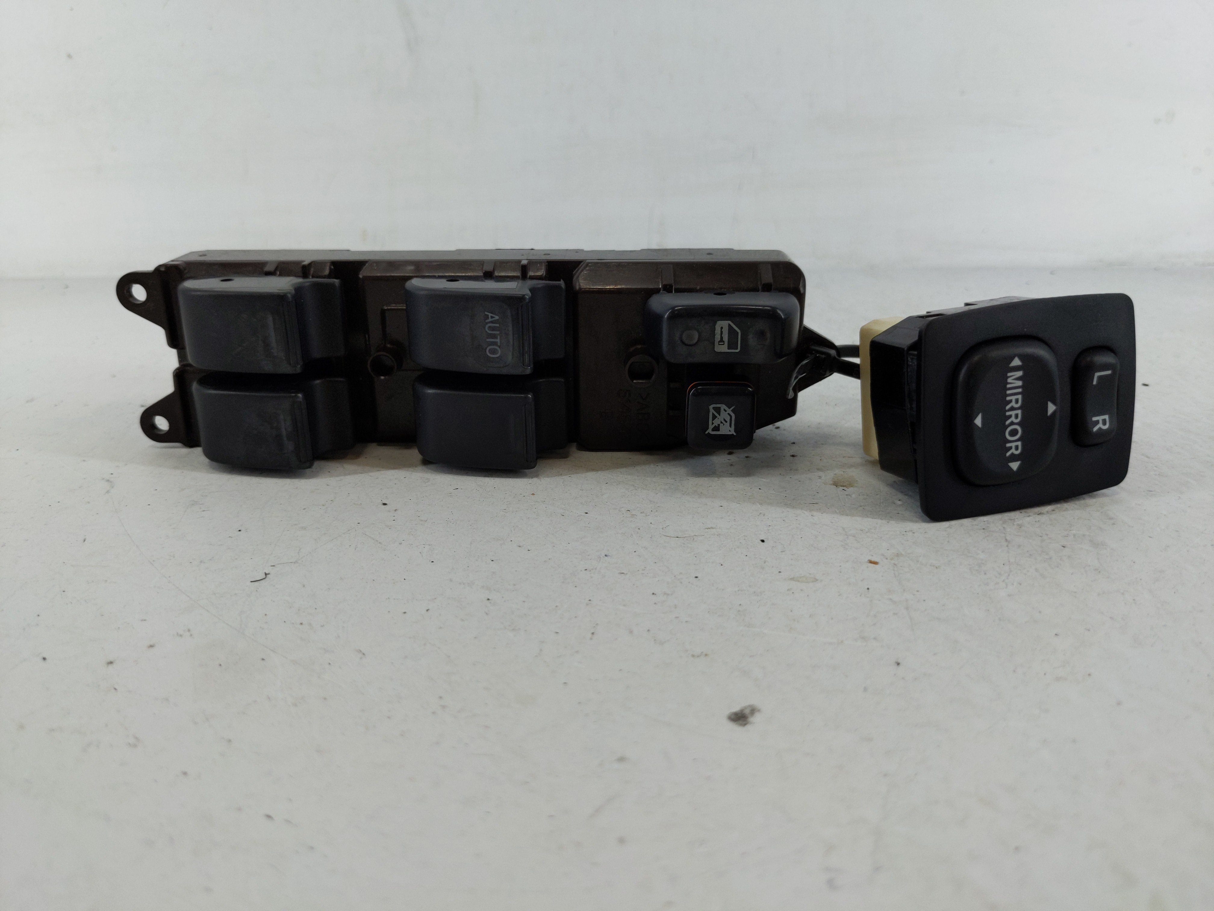 2010-2011 Chevrolet Malibu Driver Left Door Master Power Window Switch 1166533 - Oemusedautoparts1.com