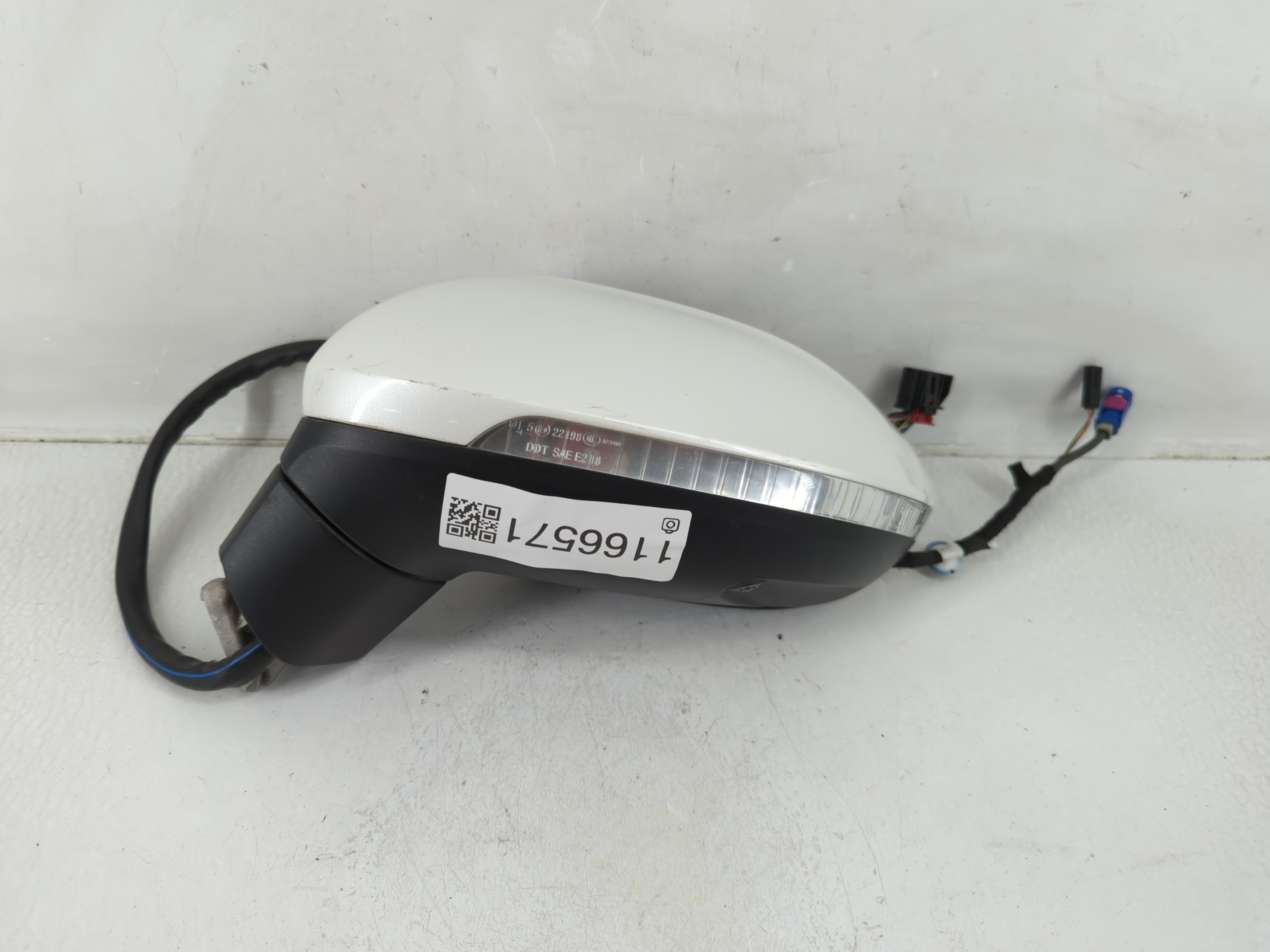 Picture of 2016-2020 Volkswagen Passat Driver Left Side View Power Door Mirror 1166571