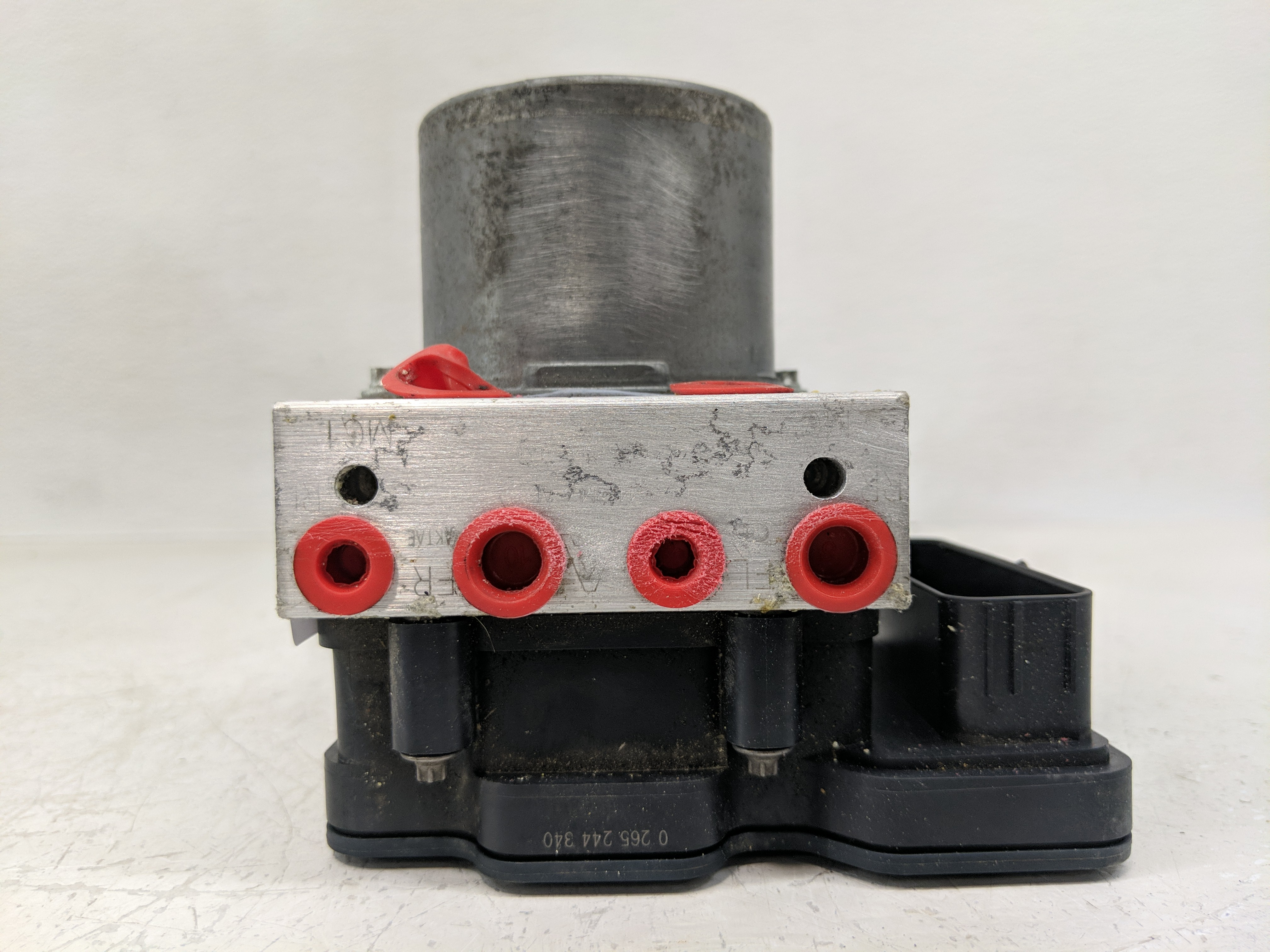 2017-2018 Jaguar Xe Abs Pump Control Module 1169080 - Oemusedautoparts1.com