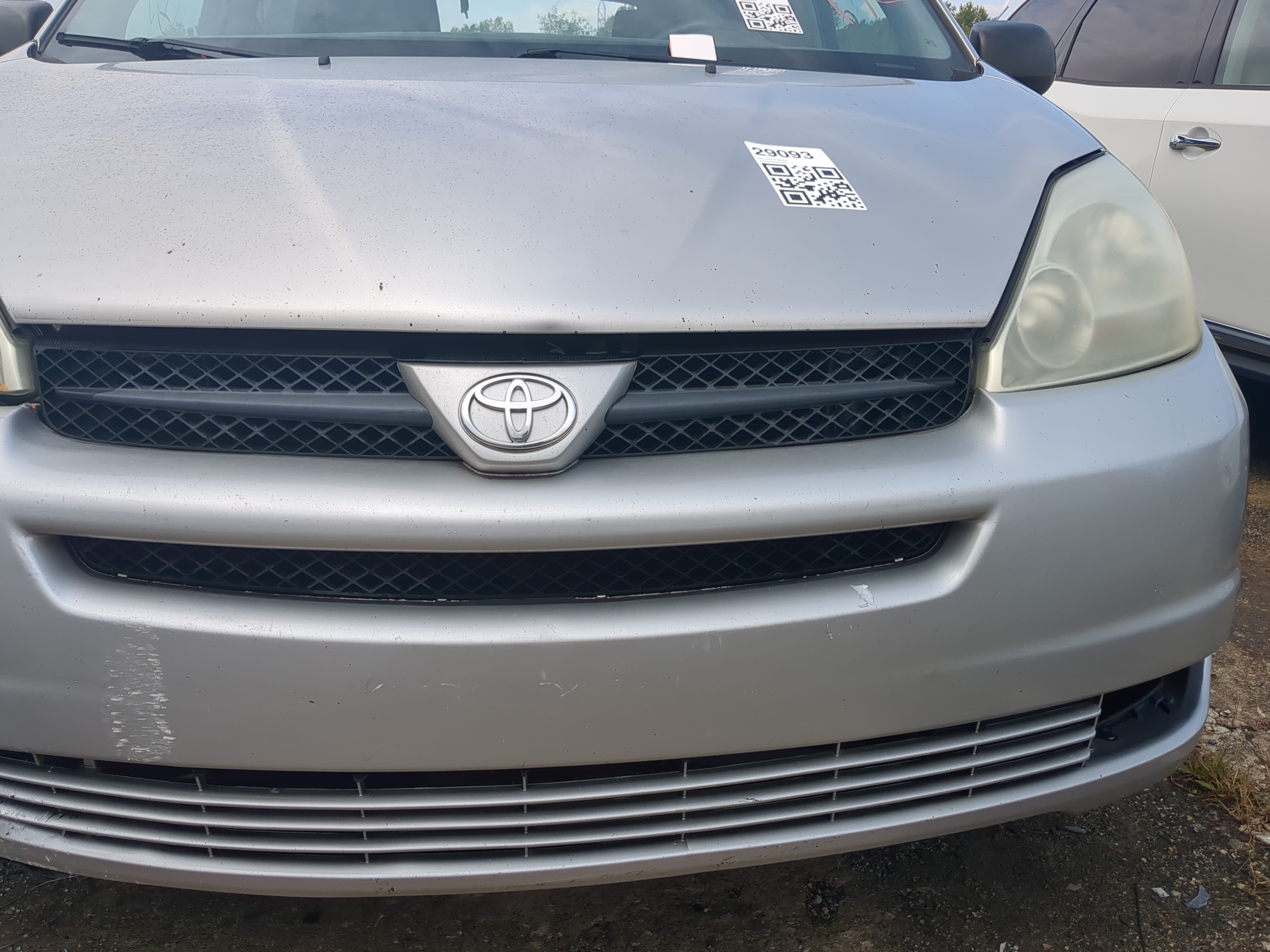 2004-2005 Toyota Sienna Front Grille Bumper Not Included 1169967 - Oemusedautoparts1.com