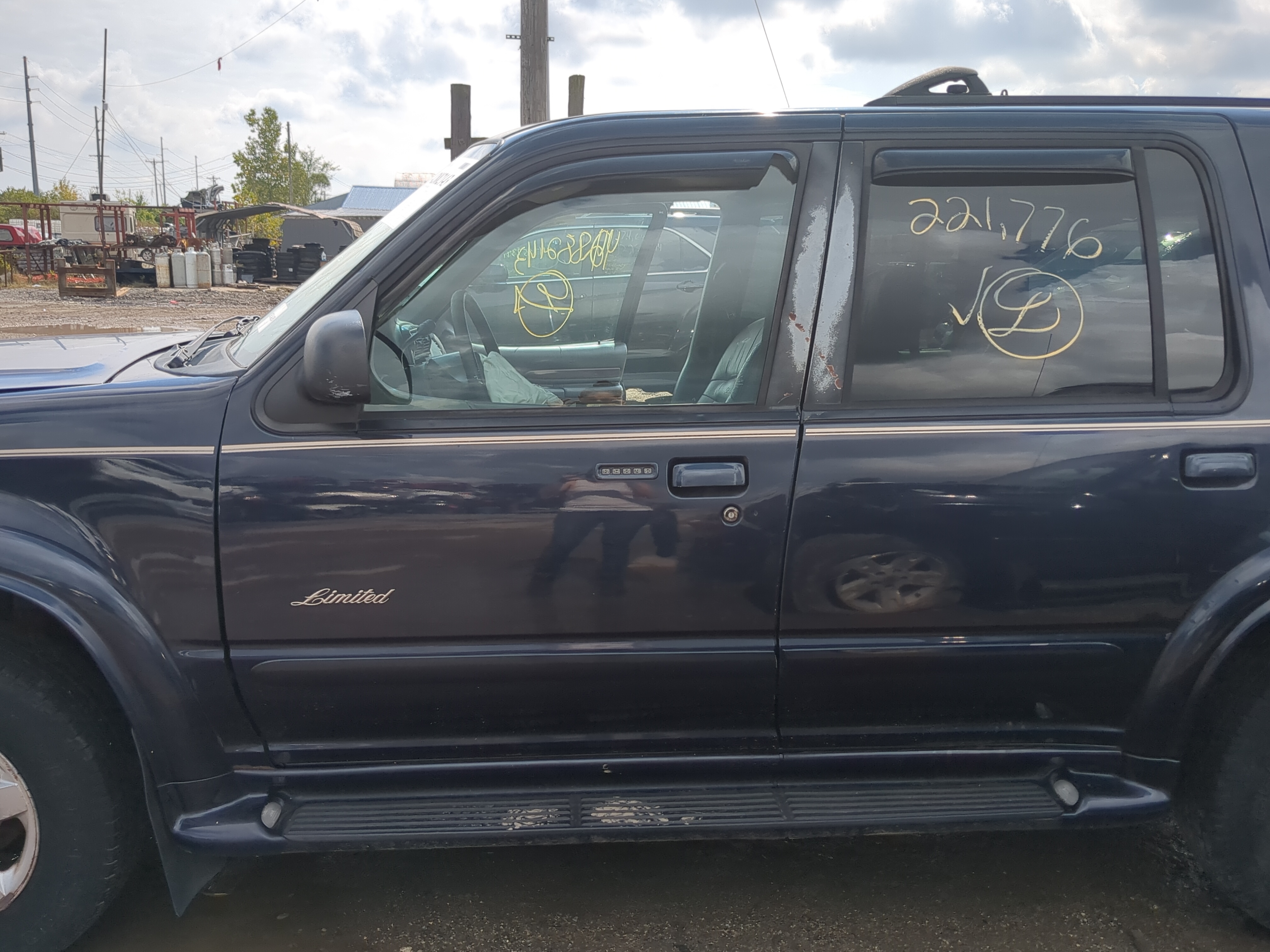 1998-2001 Ford Explorer Driver Front Door Oem 1170638 - Oemusedautoparts1.com