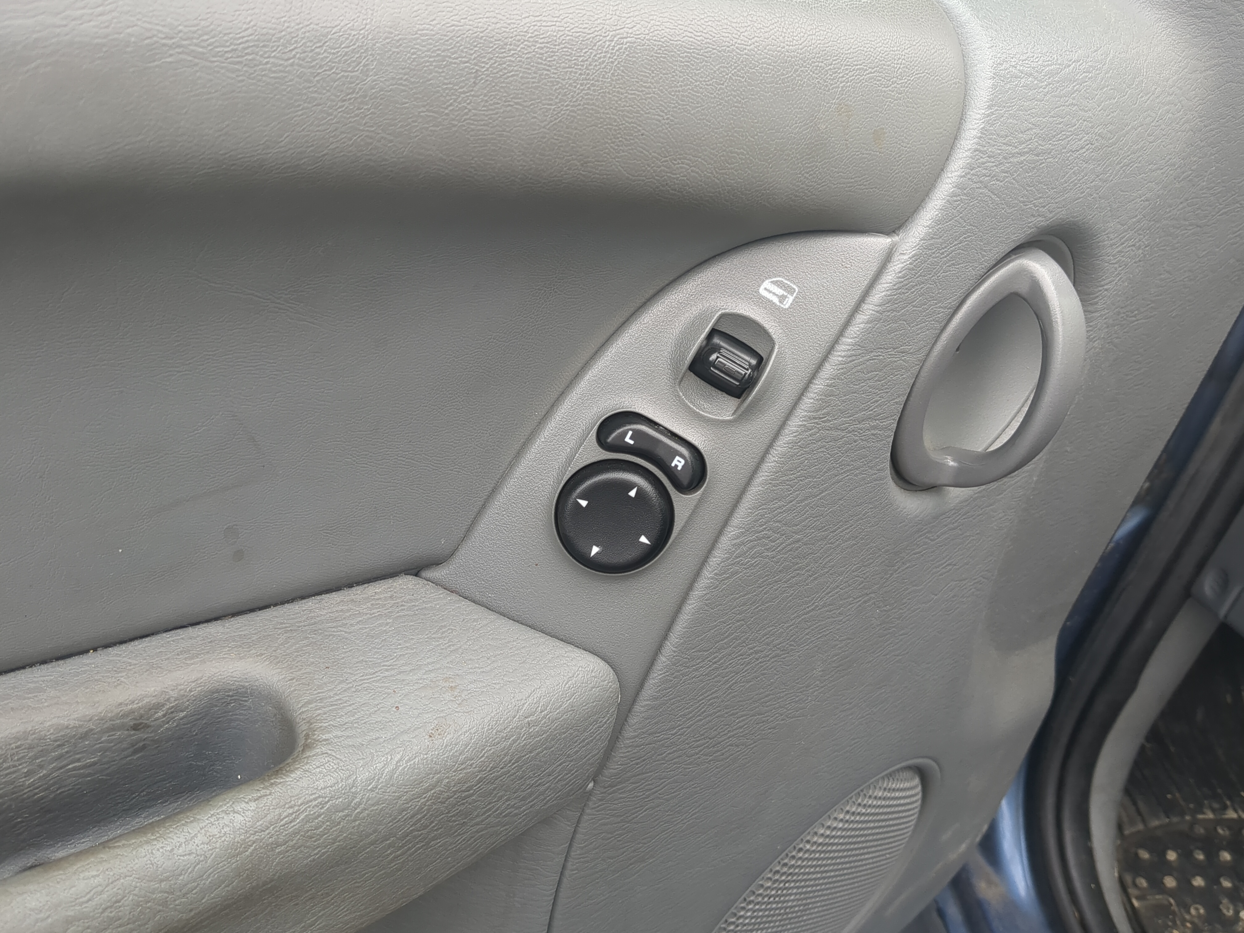 Picture of 2004-2007 Jeep Liberty Driver Left Door Master Power Window Switch 1171745