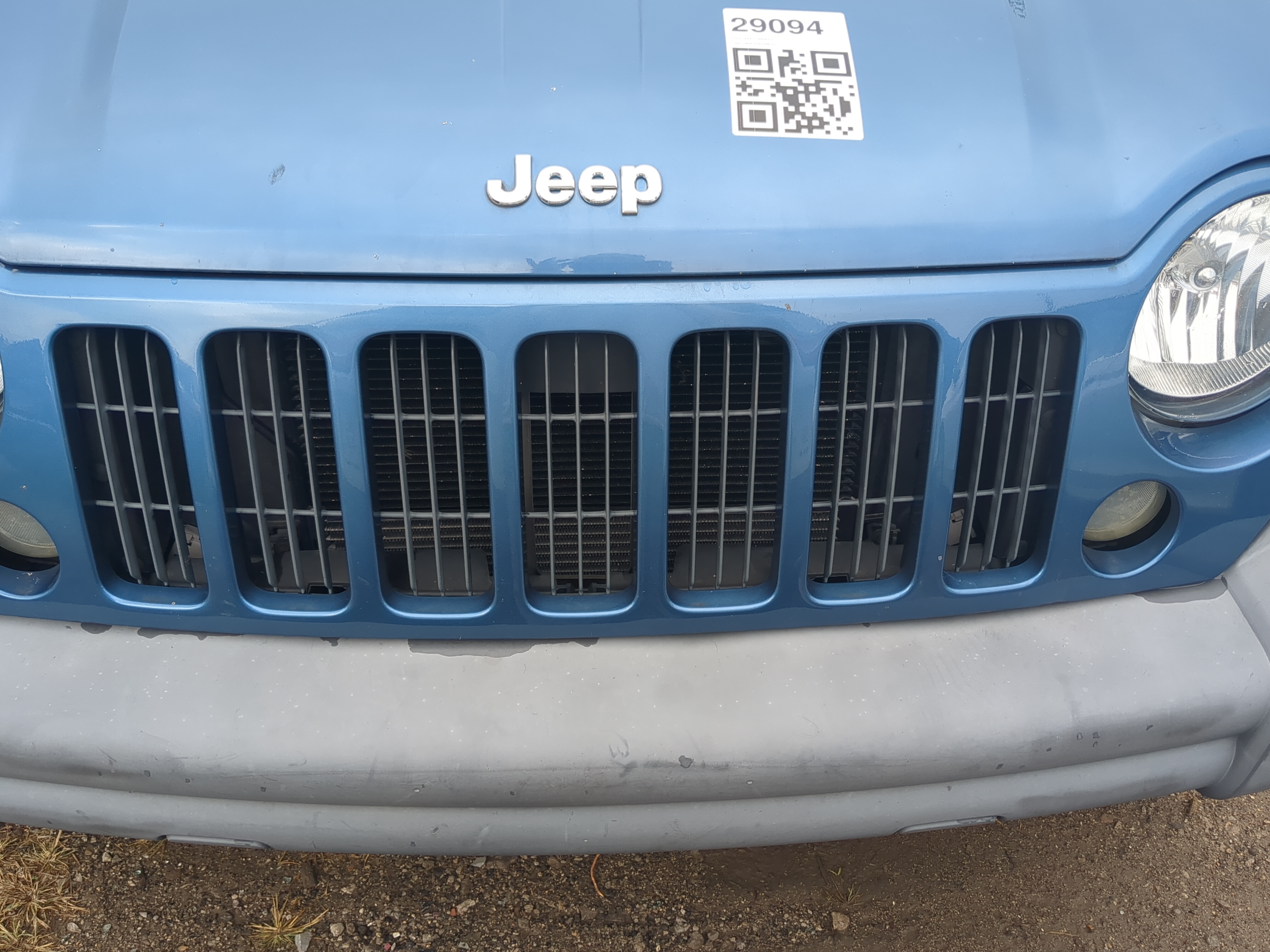 2005-2007 Jeep Liberty Front Grille Bumper Not Included 1171756 - Oemusedautoparts1.com
