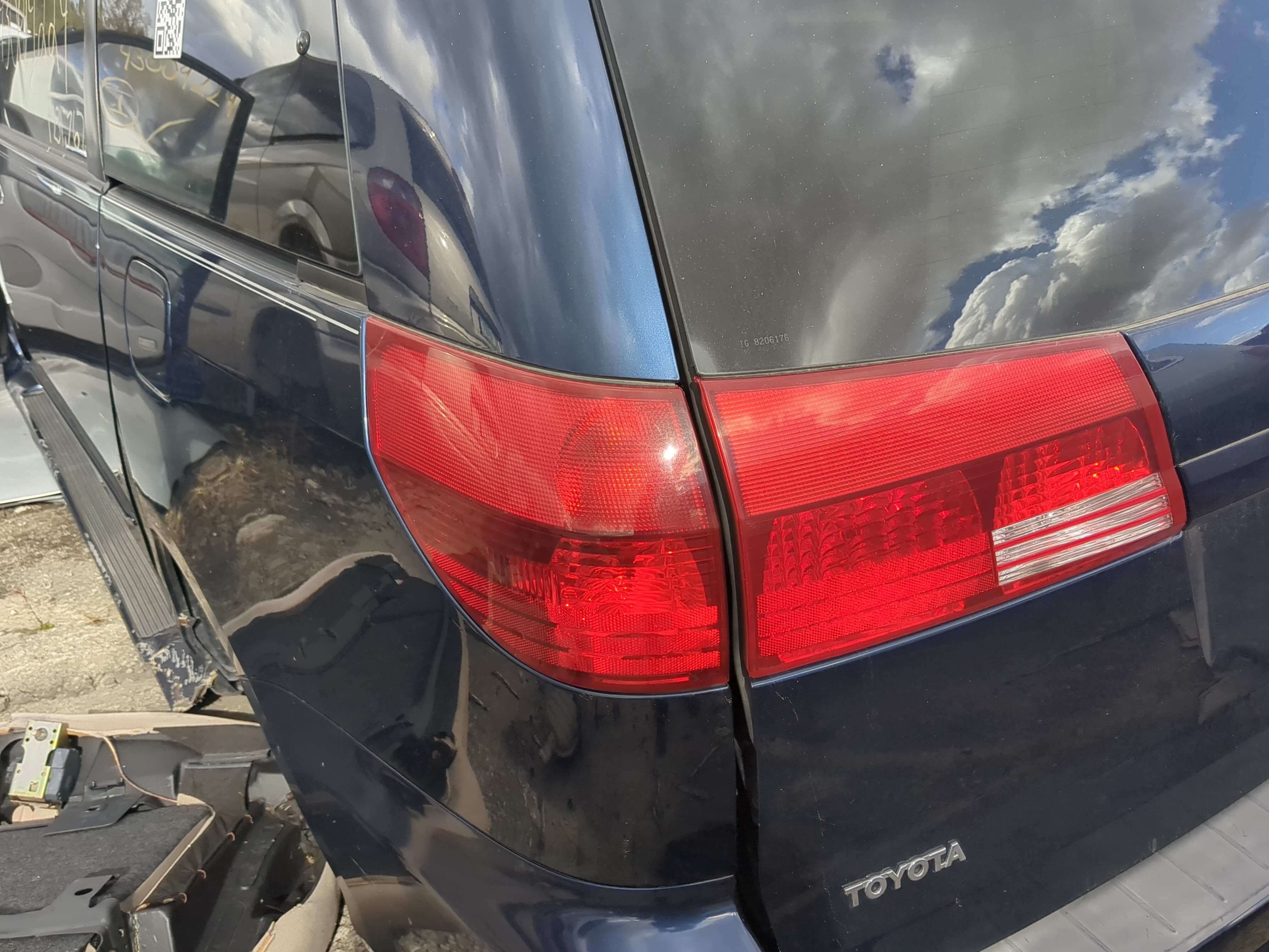 Picture of 2004-2005 Toyota Sienna Driver Left Side Tail Light Taillight Oem 1174631