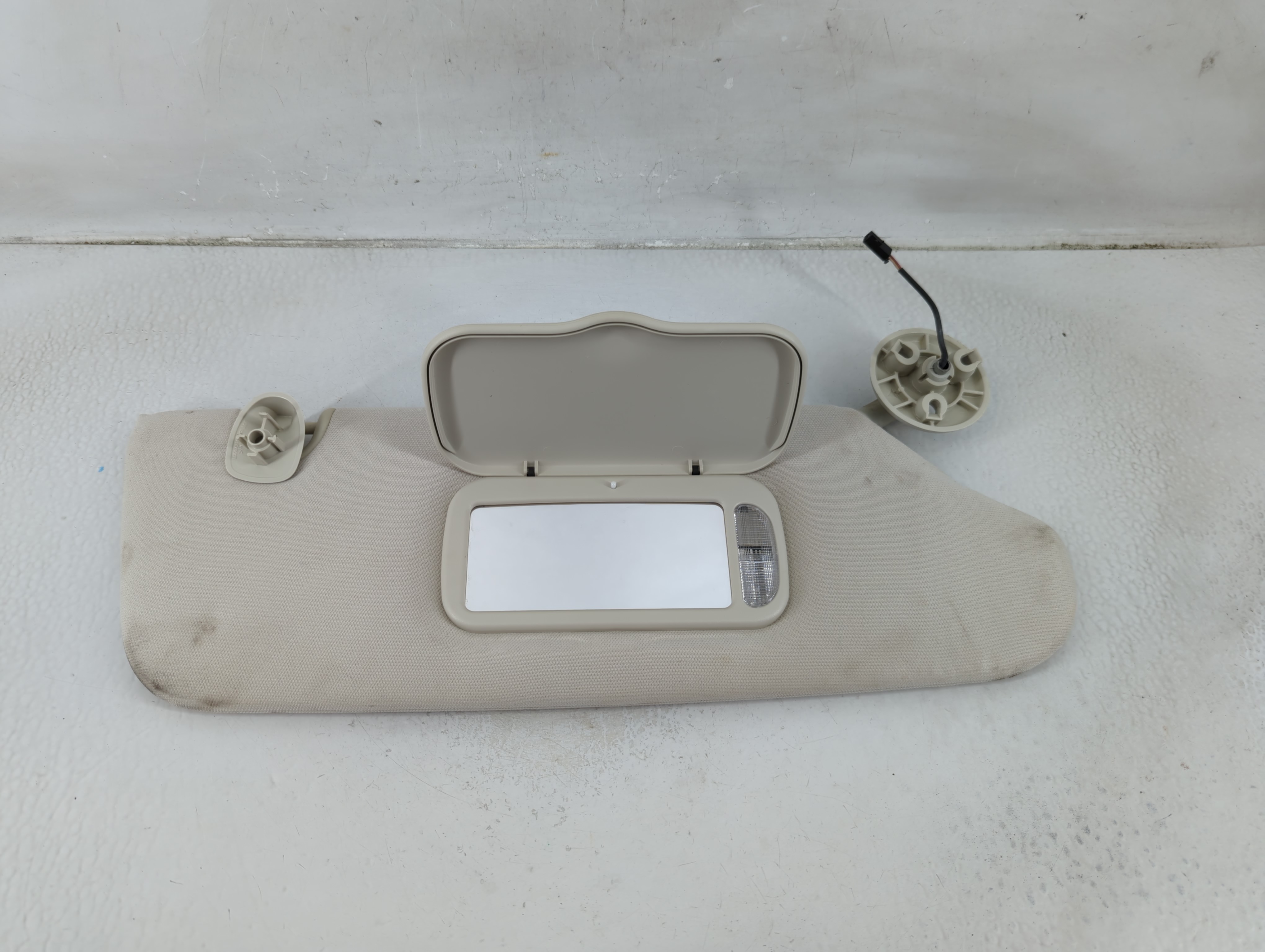 2008-2010 Dodge Grand Caravan Passenger Sun Visor Mirror Right Sunvisor 1175641 - Oemusedautoparts1.com
