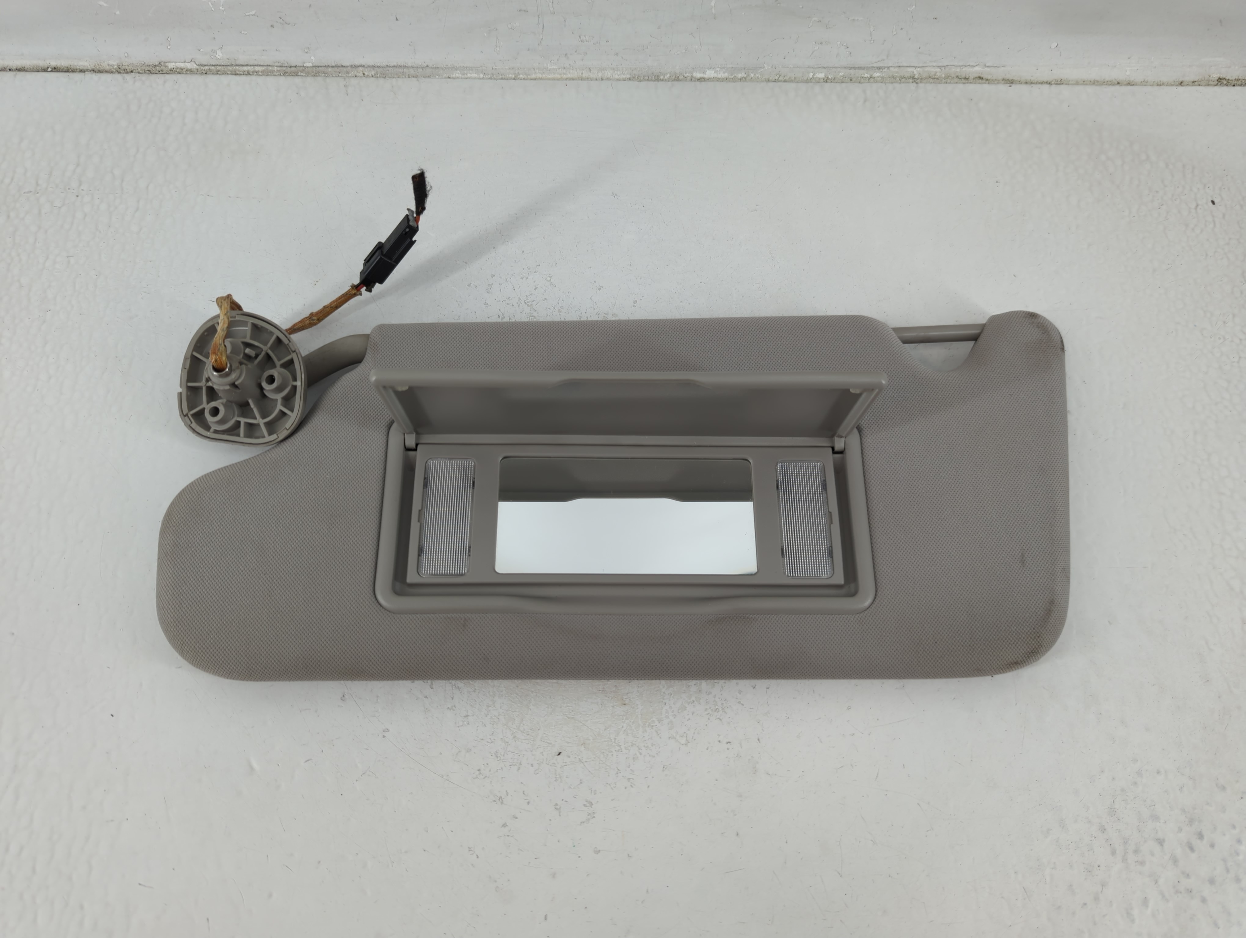 2006-2016 Chevrolet Impala Driver Sun Visor Mirror Left Sunvisor Gray 1175656 - Oemusedautoparts1.com