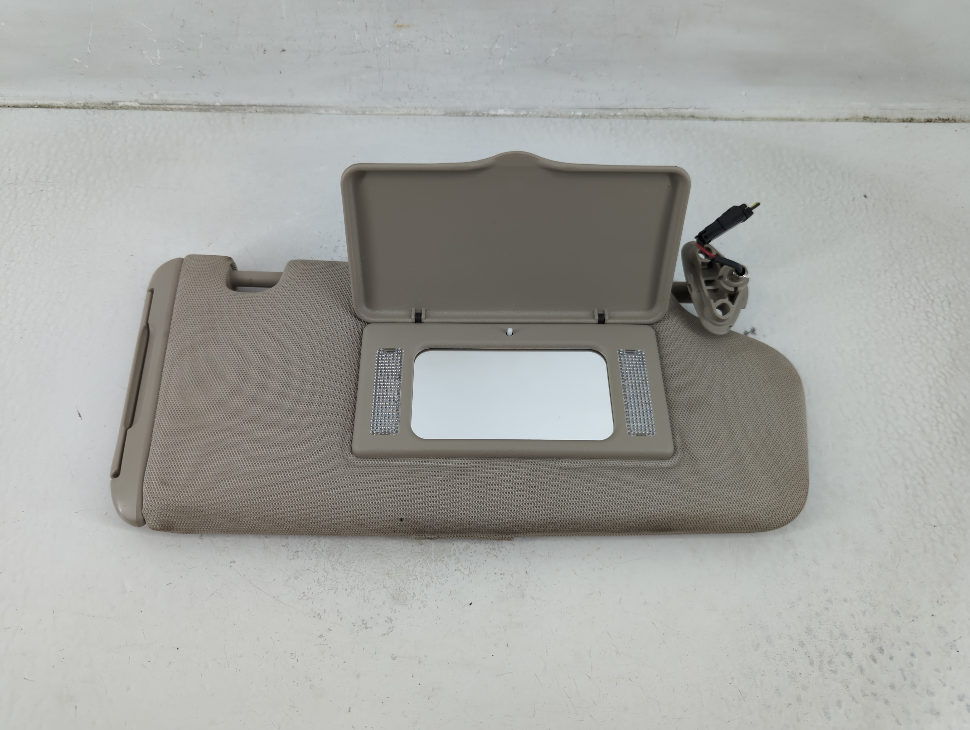 2002-2005 Subaru Legacy Passenger Sun Visor Mirror Right Sunvisor Ivory 1175685 - Oemusedautoparts1.com