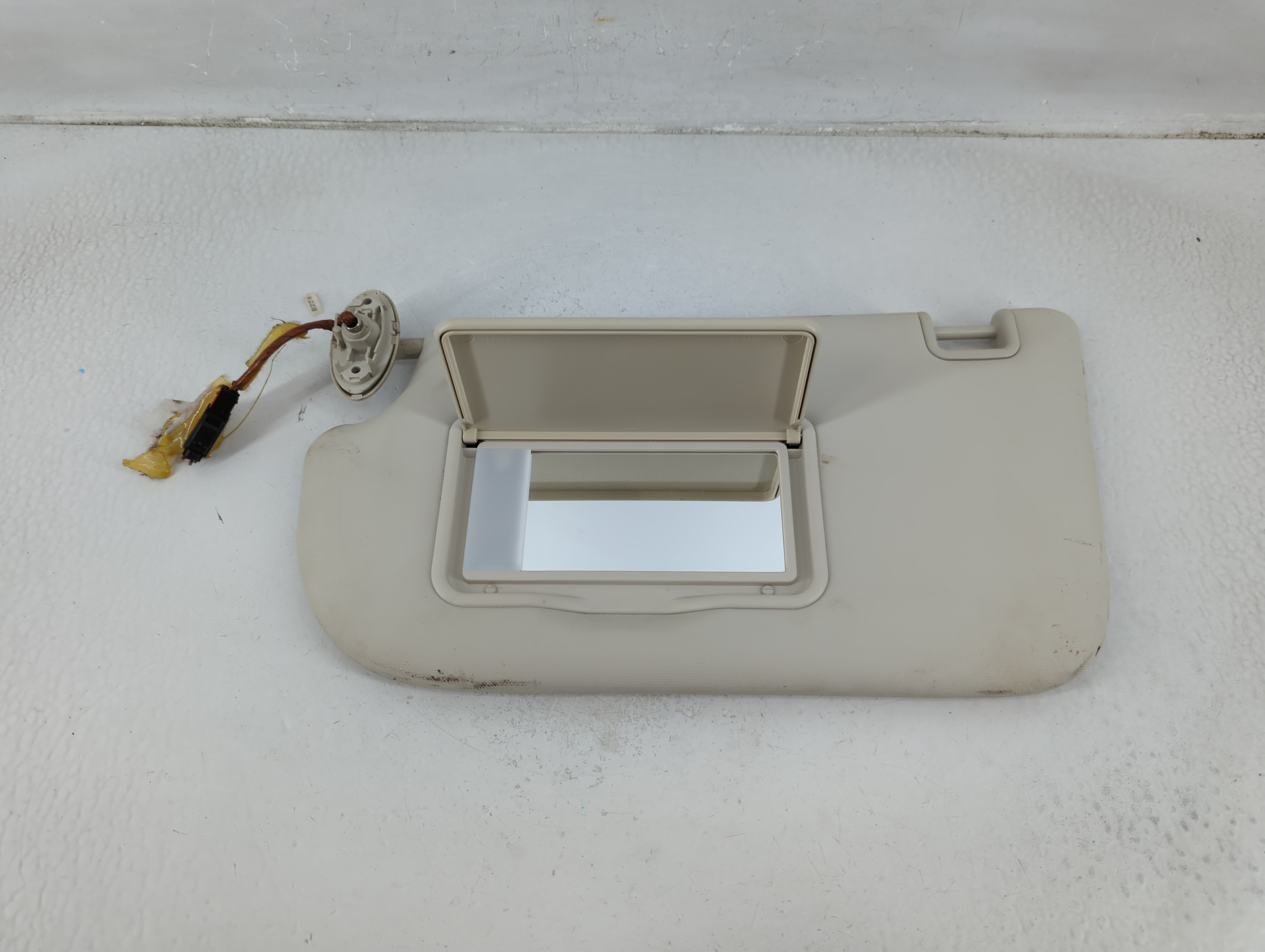 2013-2018 Ford Focus Driver Sun Visor Mirror Left Sunvisor Cream 1175691 - Oemusedautoparts1.com