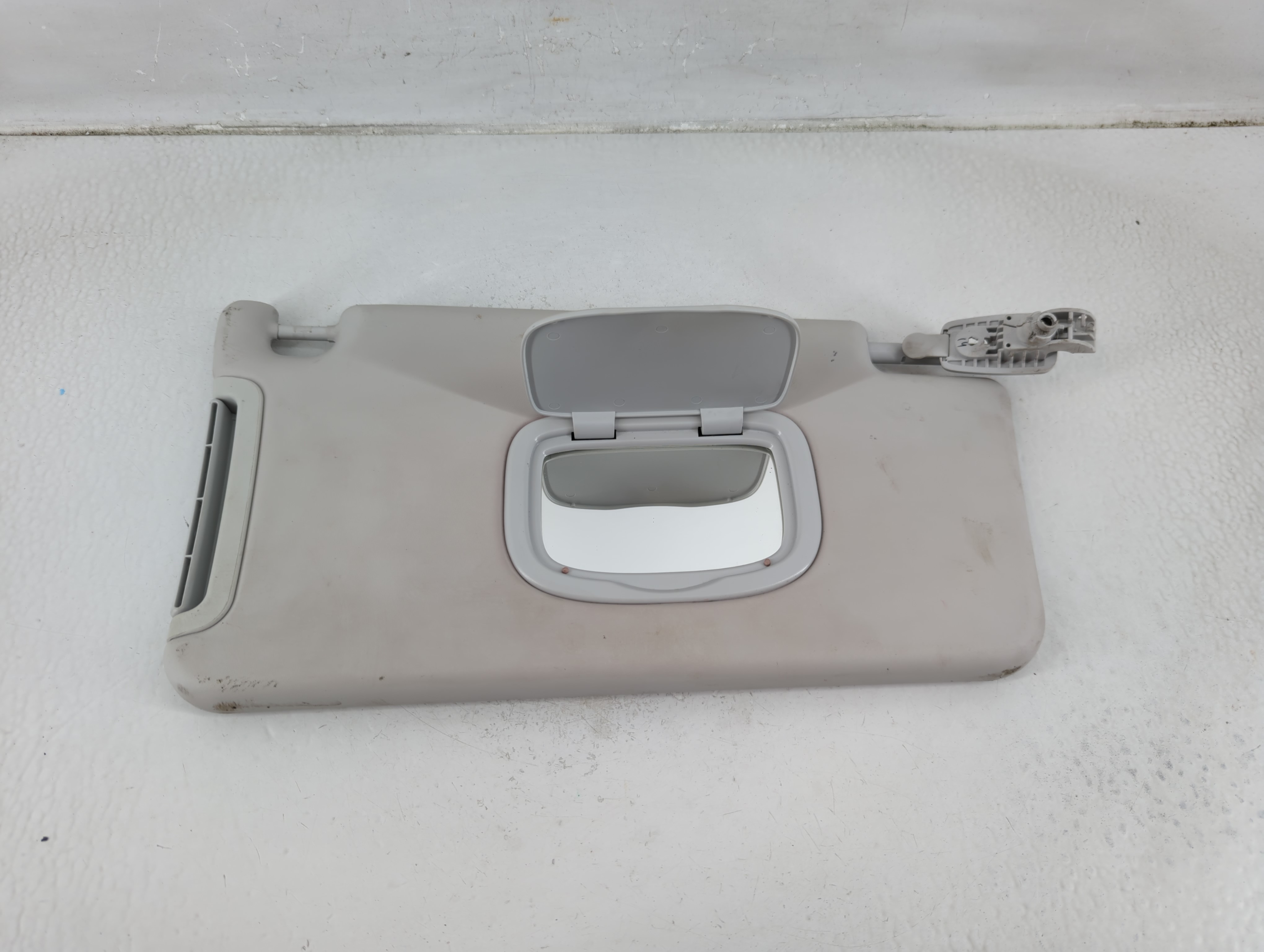 2015-2022 Jeep Renegade Passenger Sun Visor Mirror Right Sunvisor Cream 1175695 - Oemusedautoparts1.com
