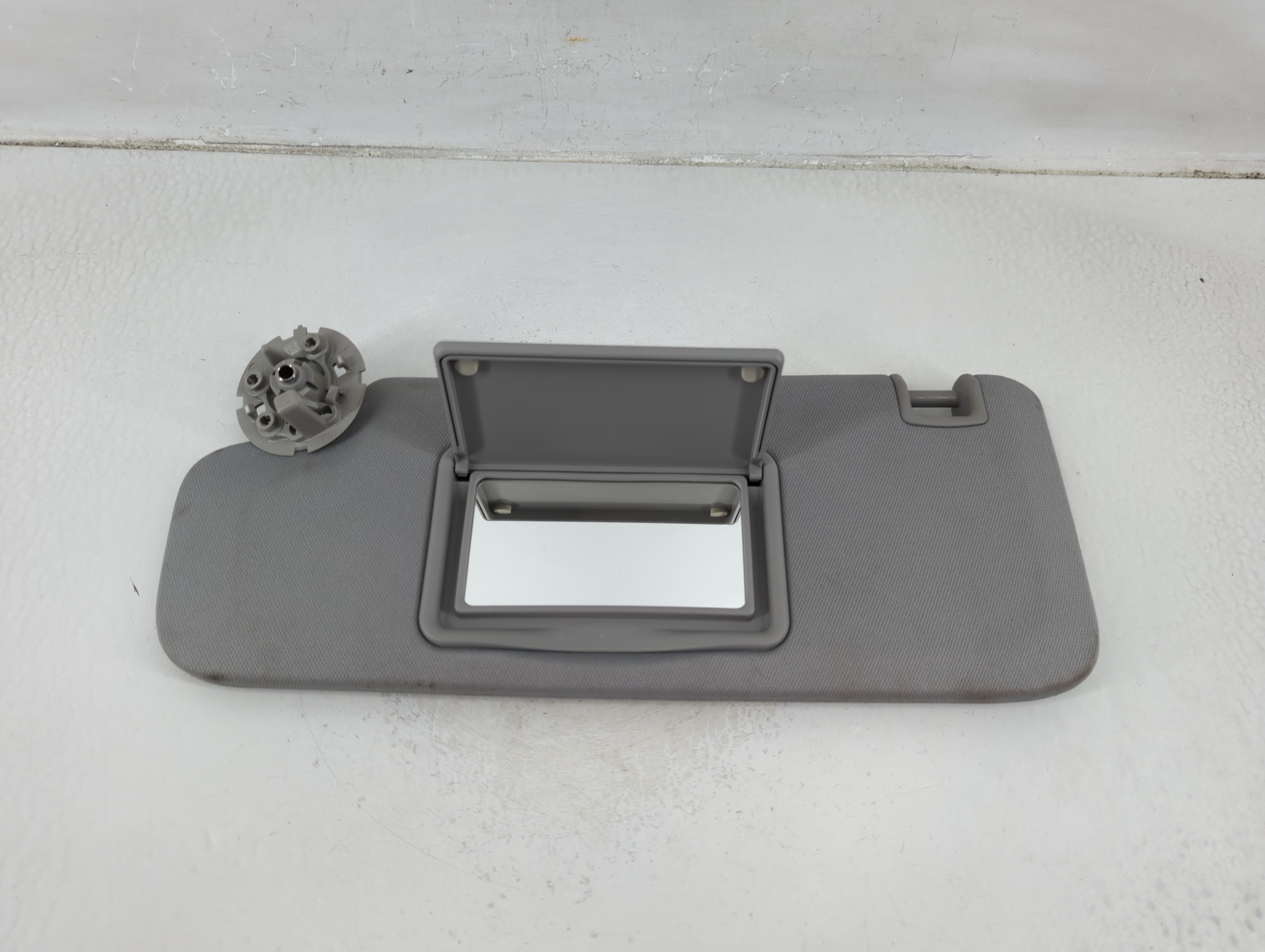 2016-2021 Chevrolet Malibu Driver Sun Visor Mirror Left Sunvisor Grey 1175730 - Oemusedautoparts1.com