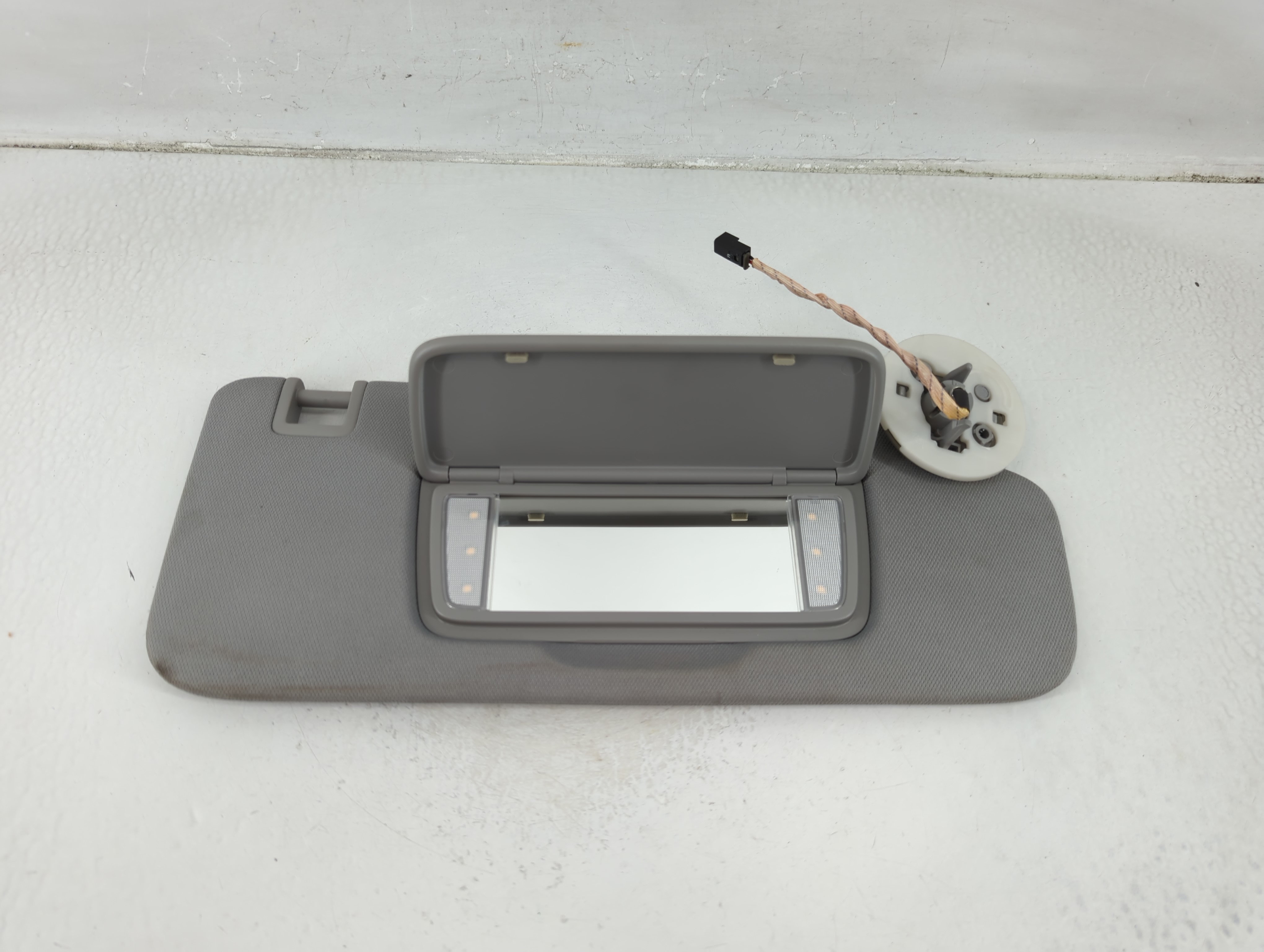 2018-2019 Chevrolet Equinox Driver Sun Visor Mirror Left Sunvisor Grey 1175741 - Oemusedautoparts1.com