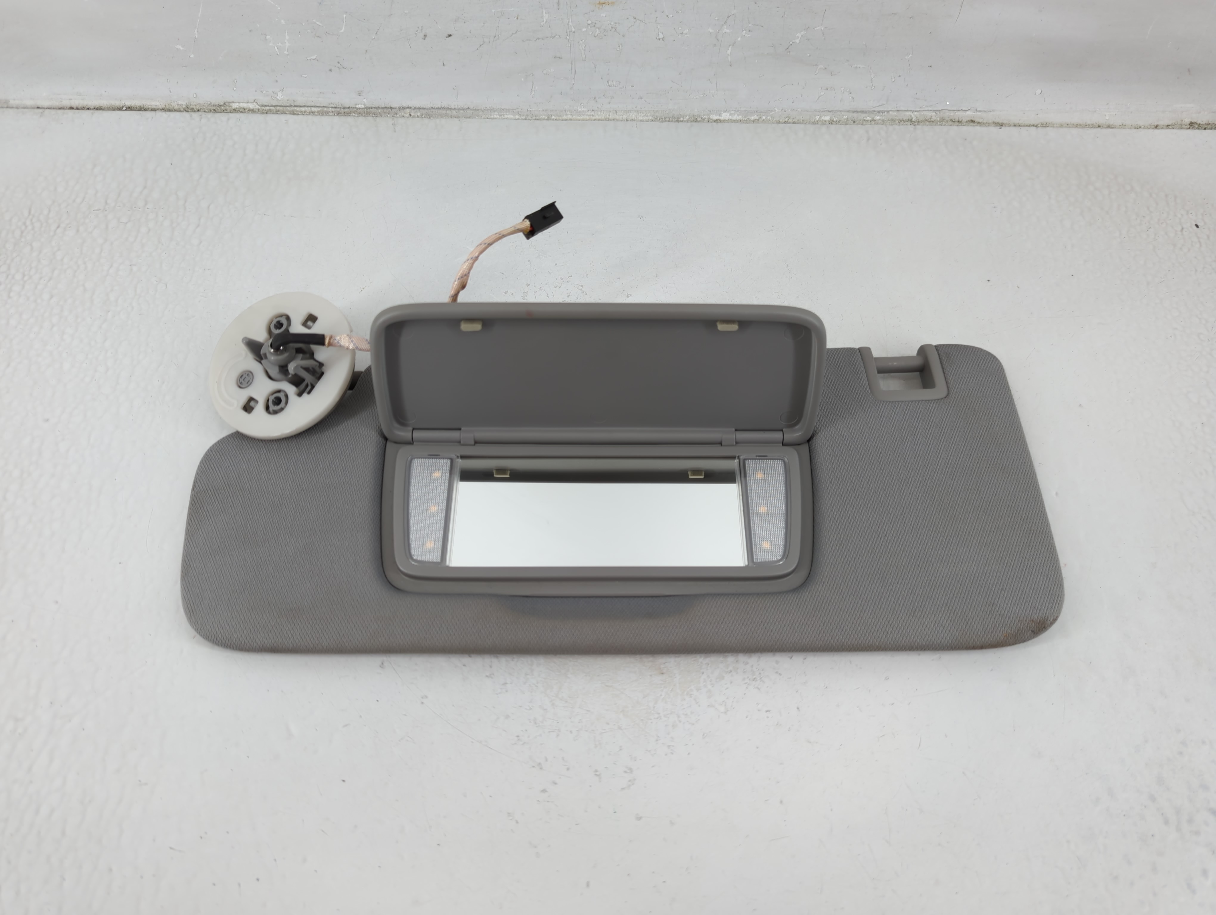 2018-2019 Chevrolet Equinox Passenger Sun Visor Mirror Right Sunvisor 1175742 - Oemusedautoparts1.com