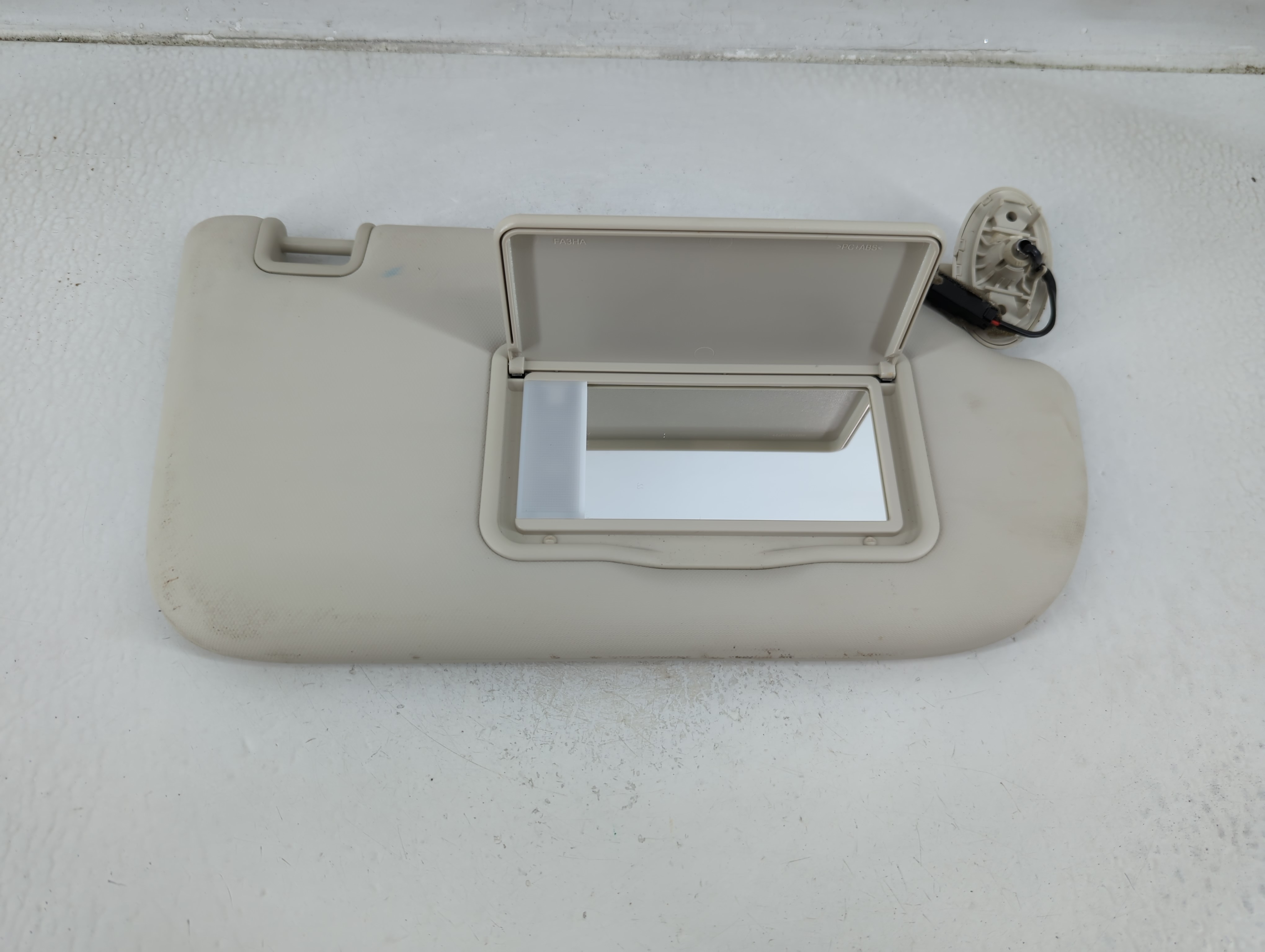 2013-2019 Ford Escape Passenger Sun Visor Mirror Right Sunvisor Ivory 1175767 - Oemusedautoparts1.com