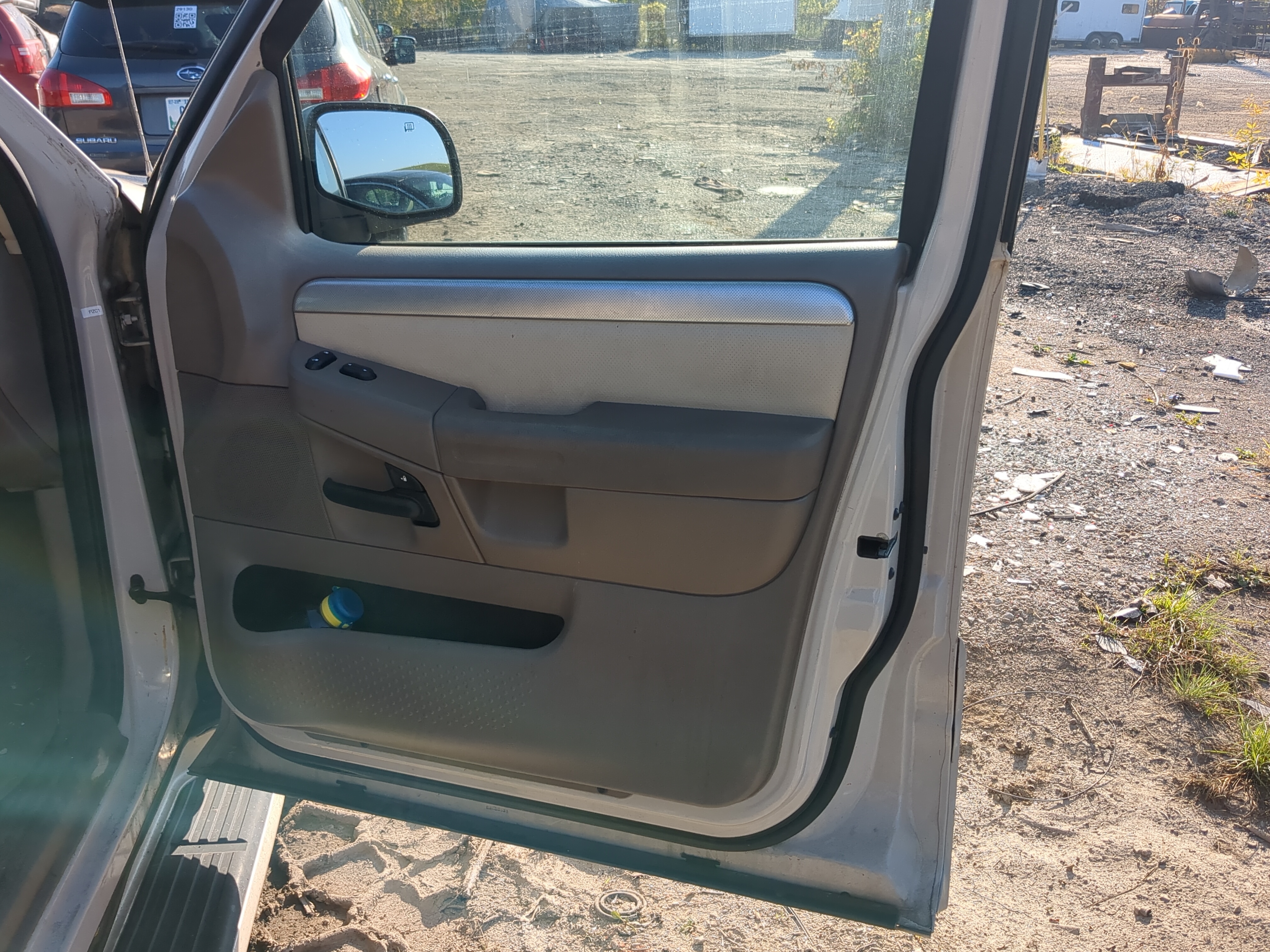 2005 Mercury Mountaineer Front Right Passenger Interior Door Panel Trim 1176966 - Oemusedautoparts1.com