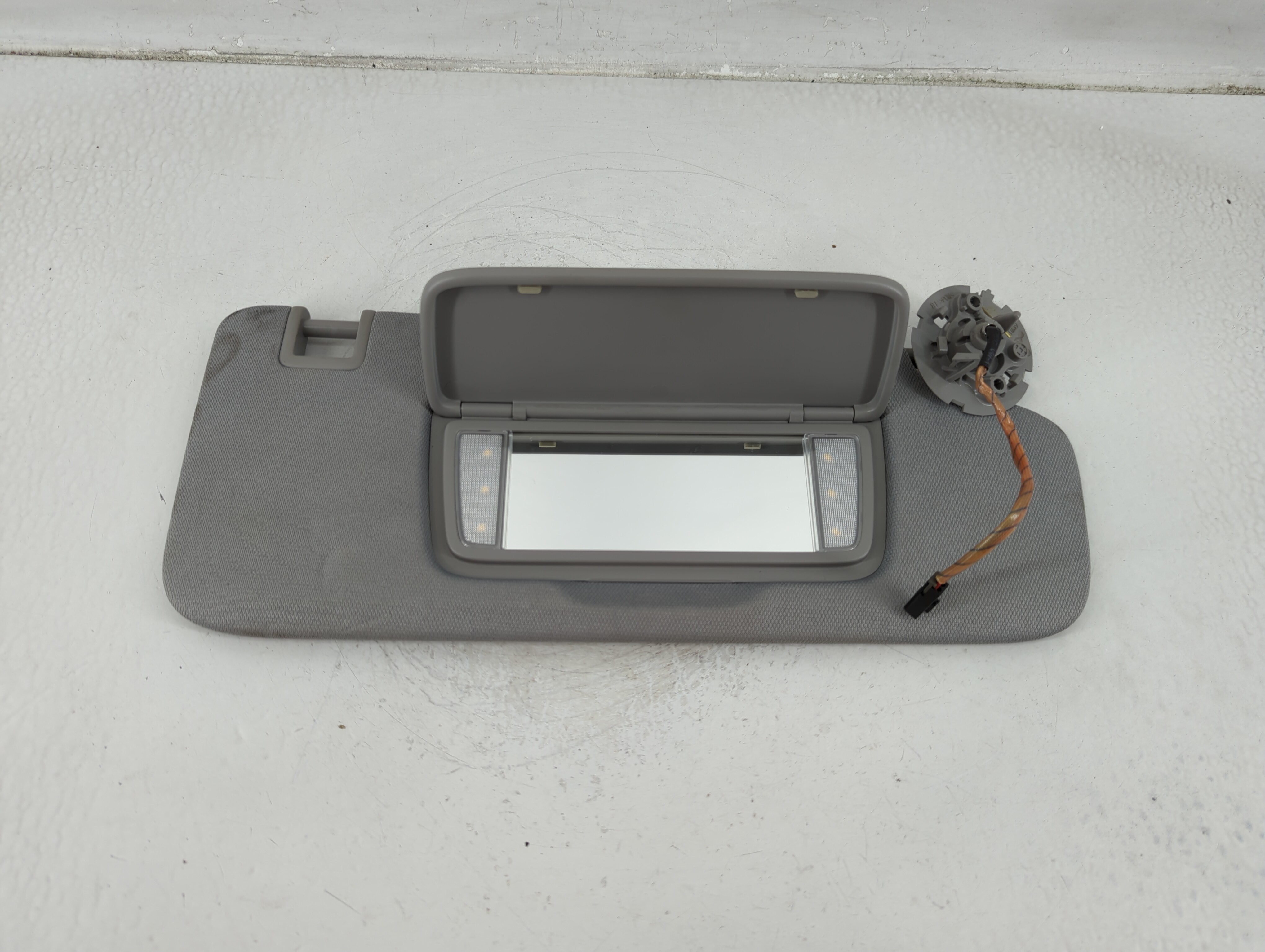 2018-2019 Chevrolet Equinox Passenger Sun Visor Mirror Right Sunvisor 1177369 - Oemusedautoparts1.com