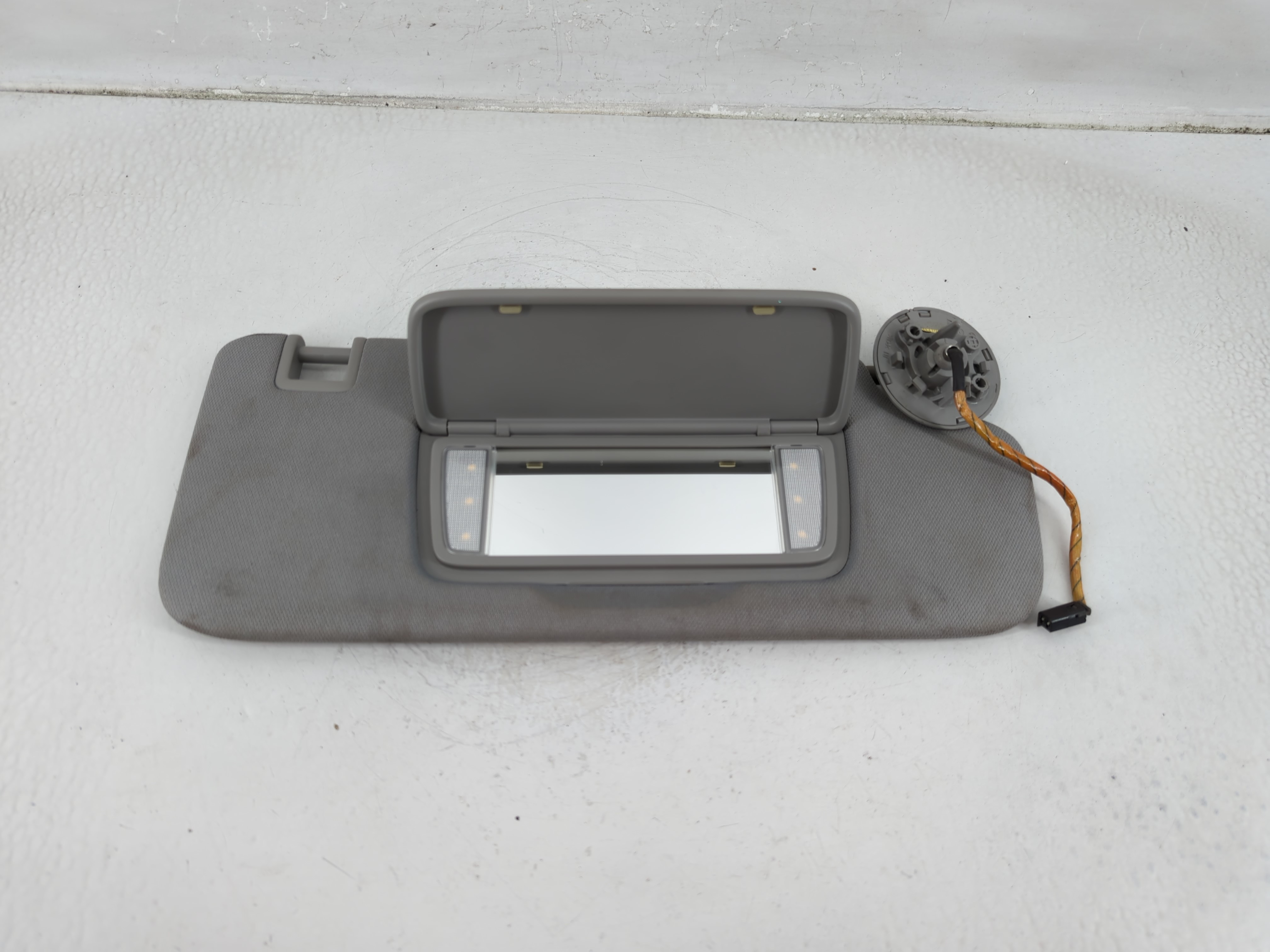 2018-2019 Chevrolet Equinox Passenger Sun Visor Mirror Right Sunvisor 1177372 - Oemusedautoparts1.com