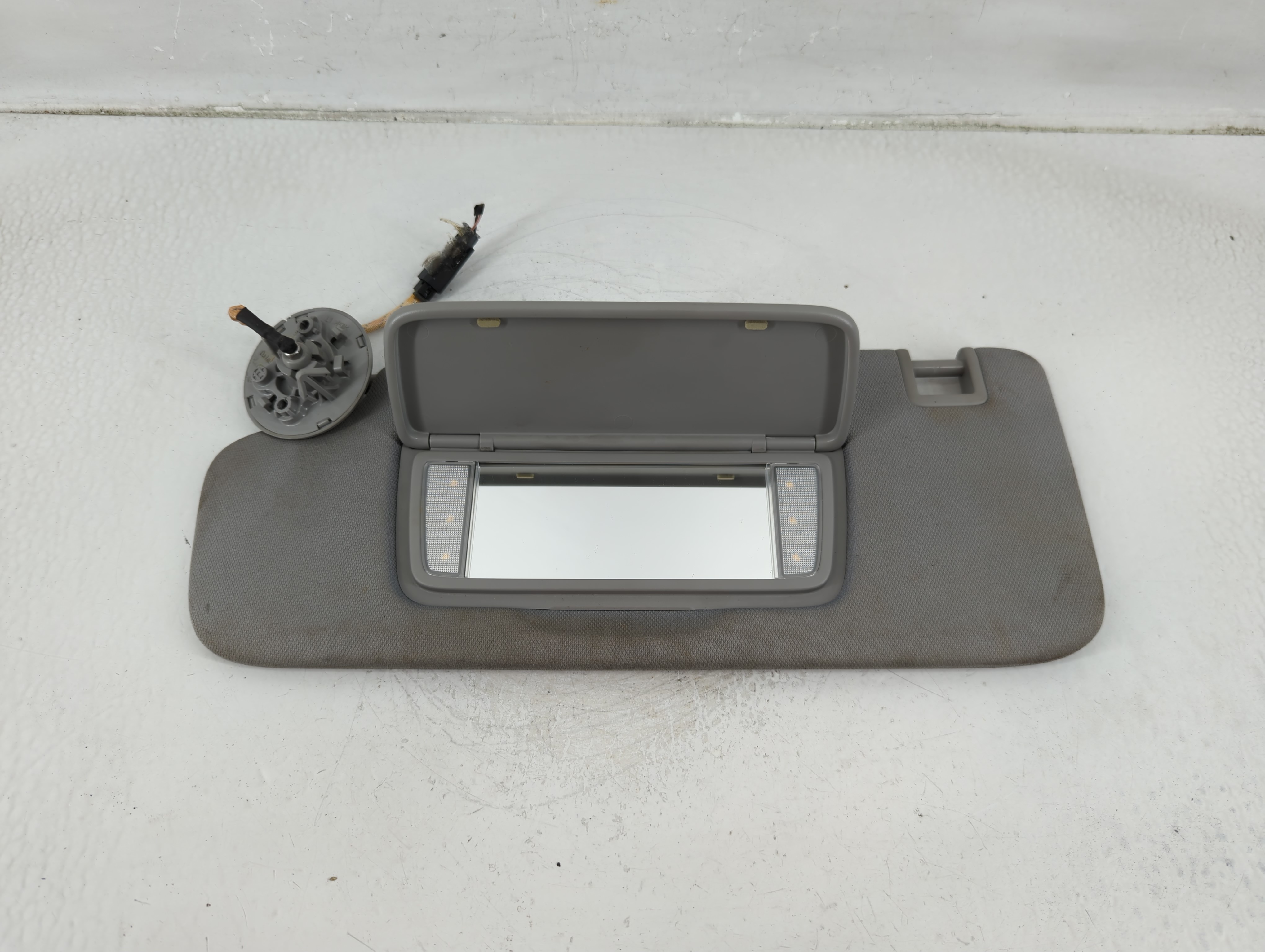 2018-2019 Chevrolet Equinox Driver Sun Visor Mirror Left Sunvisor Gray 1177373 - Oemusedautoparts1.com