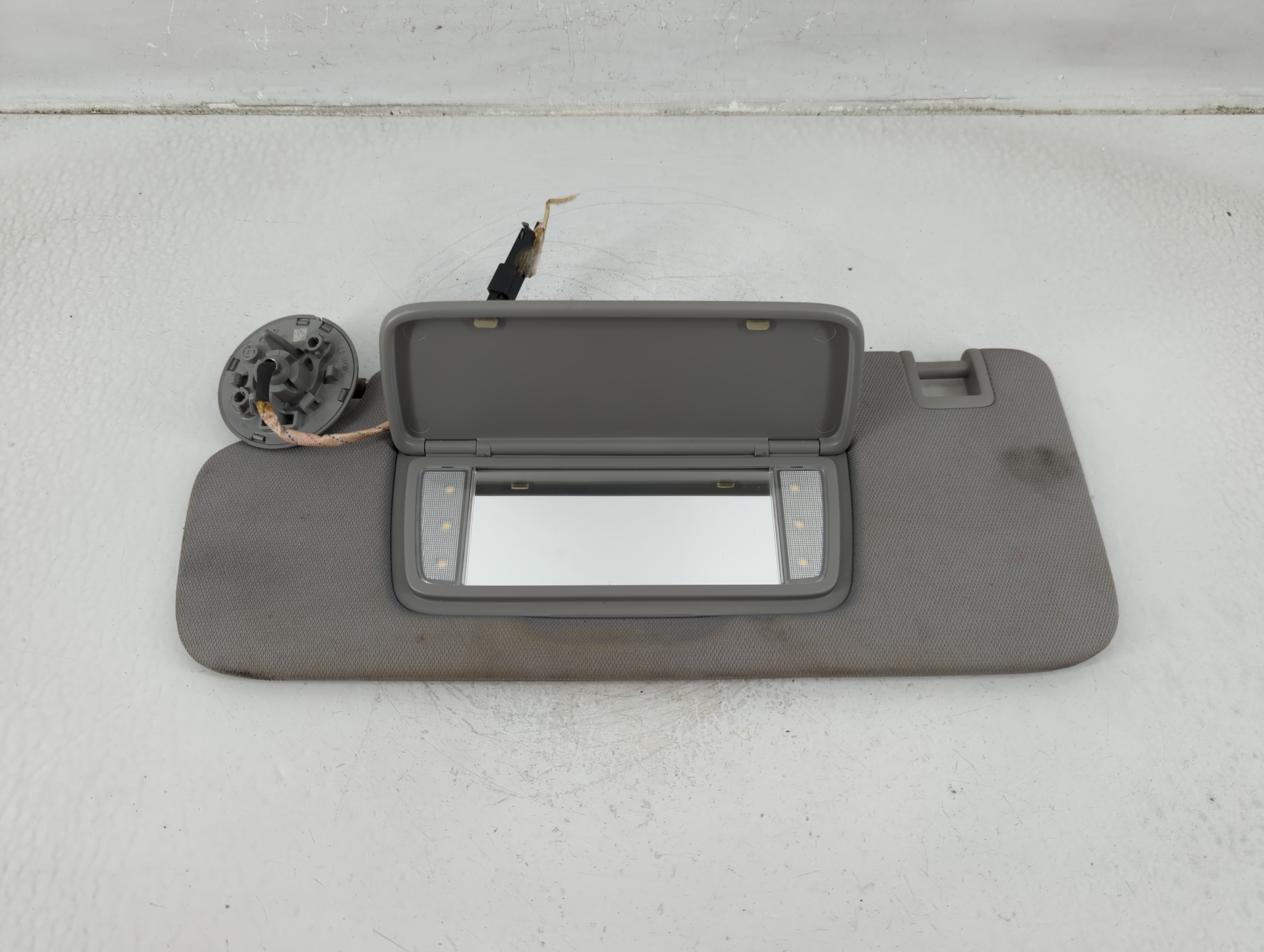 2018-2019 Chevrolet Equinox Driver Sun Visor Mirror Left Sunvisor Gray 1177391 - Oemusedautoparts1.com