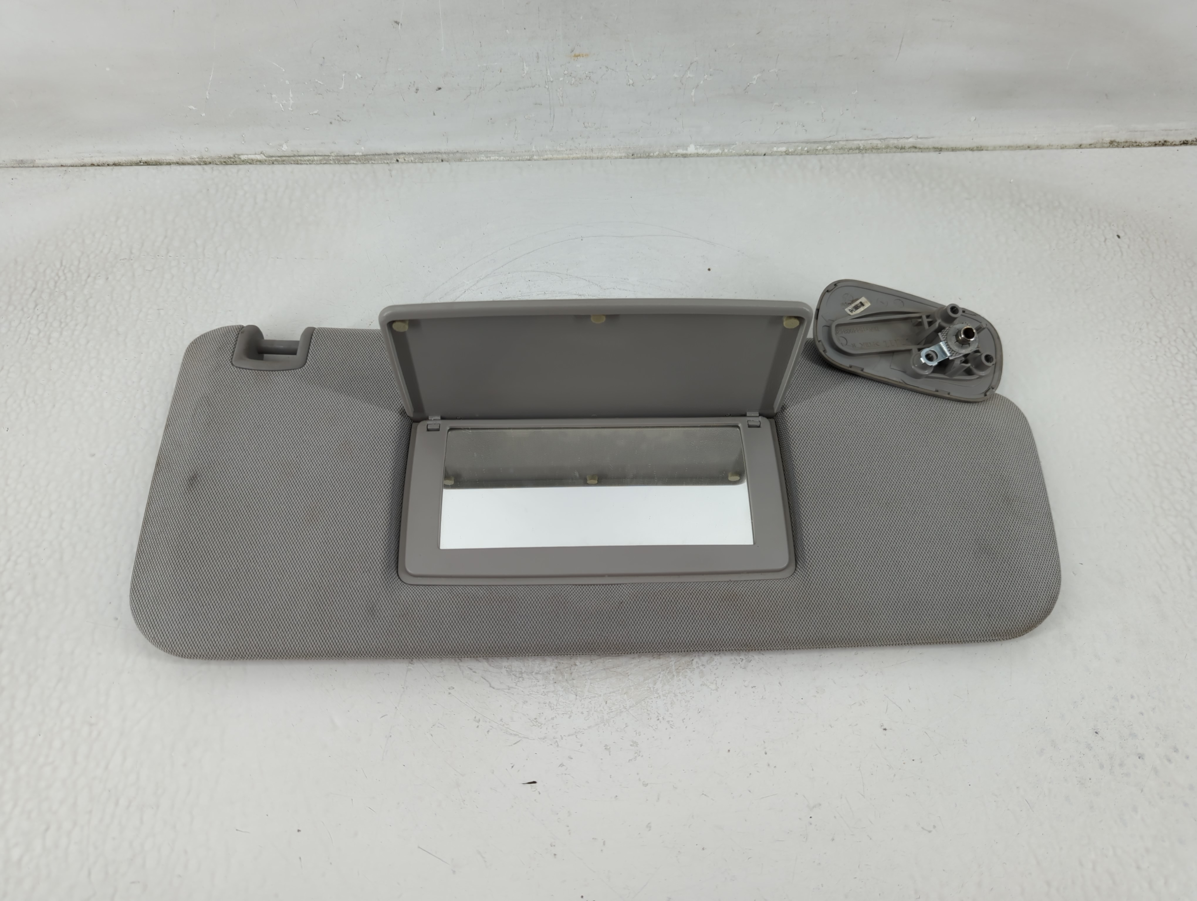 2015 Chevrolet Silverado 2500 Passenger Sun Visor Mirror Right Sunvisor 1177408 - Oemusedautoparts1.com