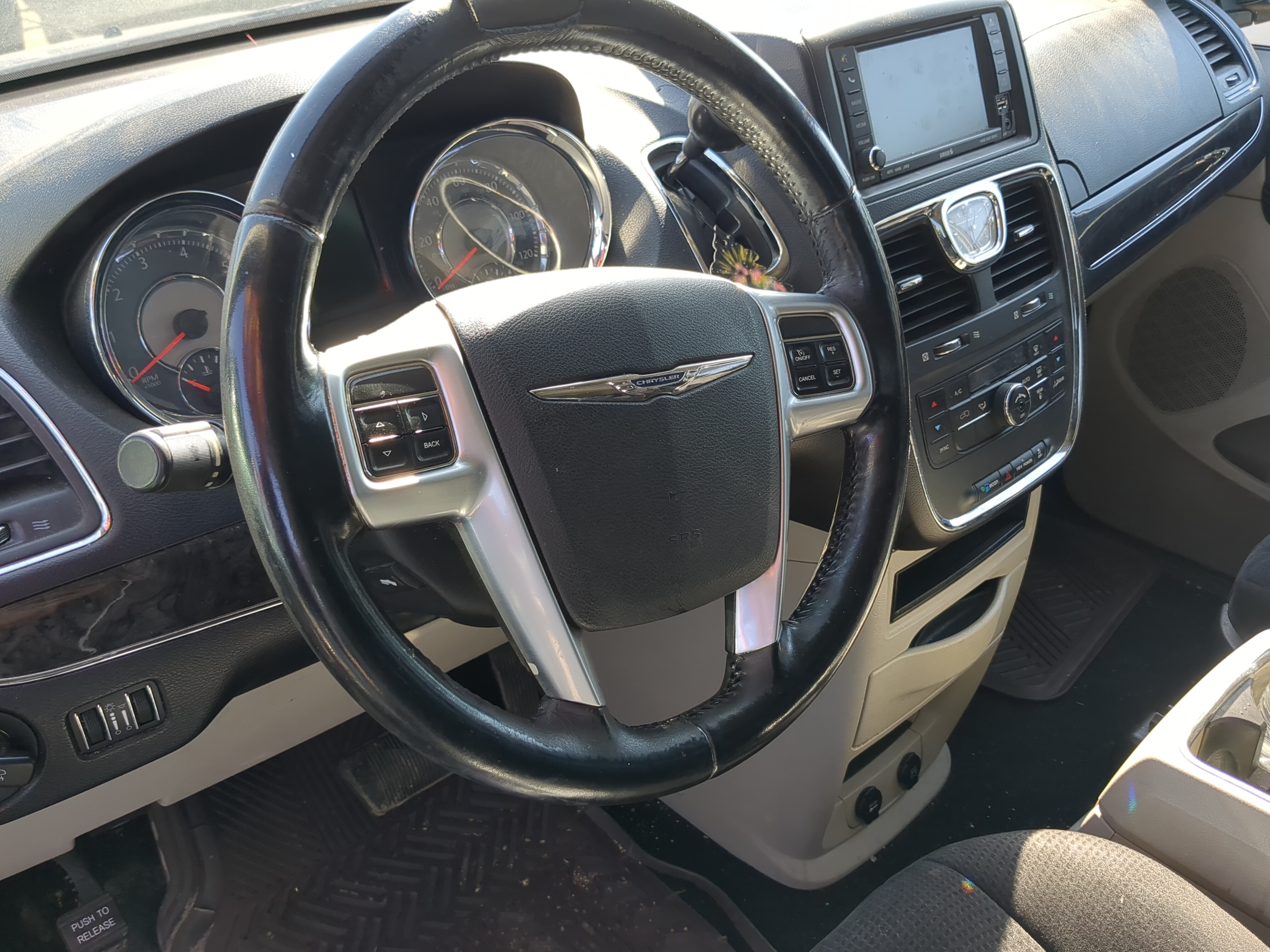 2011 Chrysler Town & Country Air Bag Driver Left Steering Wheel Mounted 1177687 - Oemusedautoparts1.com