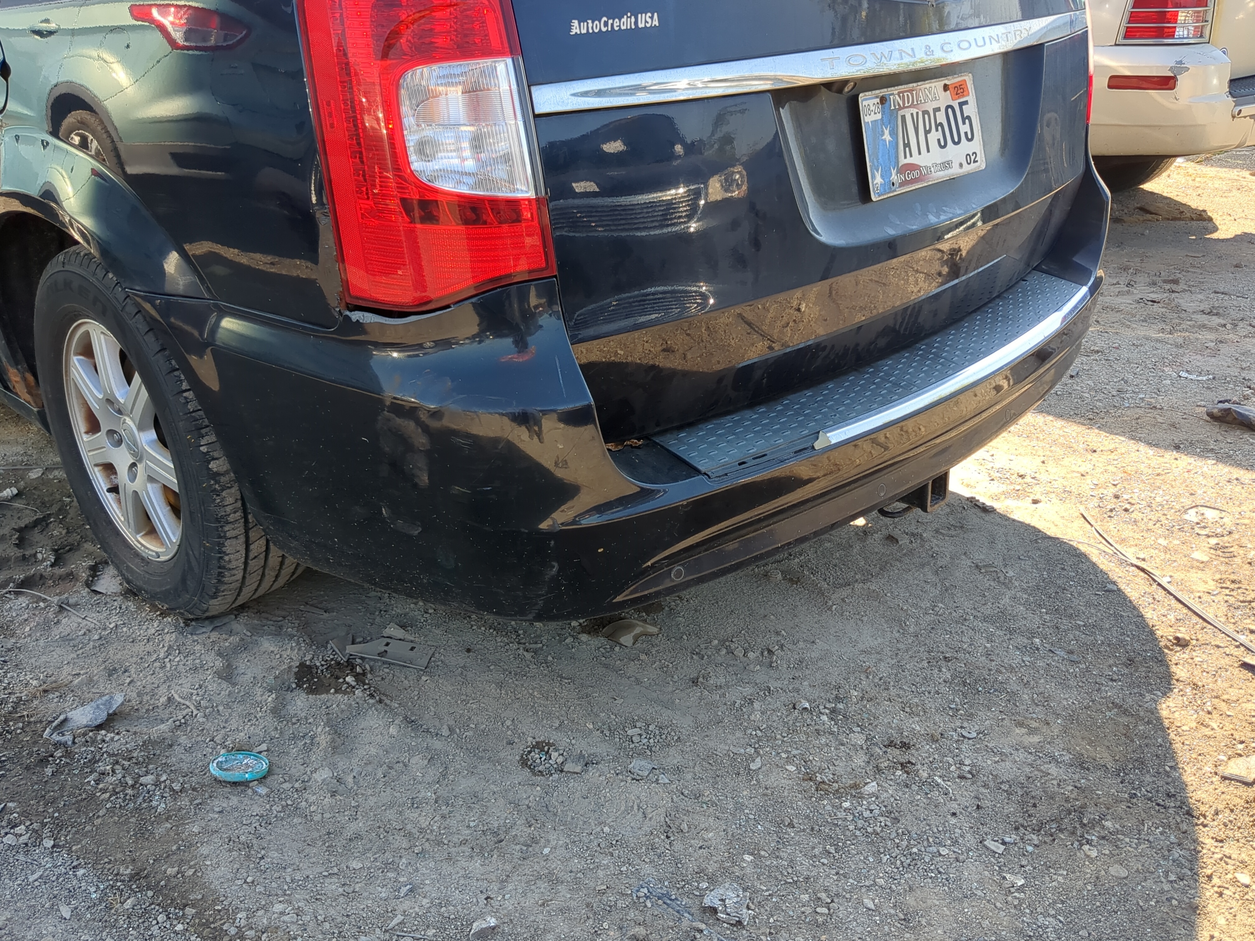 2011-2016 Chrysler Town & Country Rear Bumper Assembly Oem 1177732 - Oemusedautoparts1.com