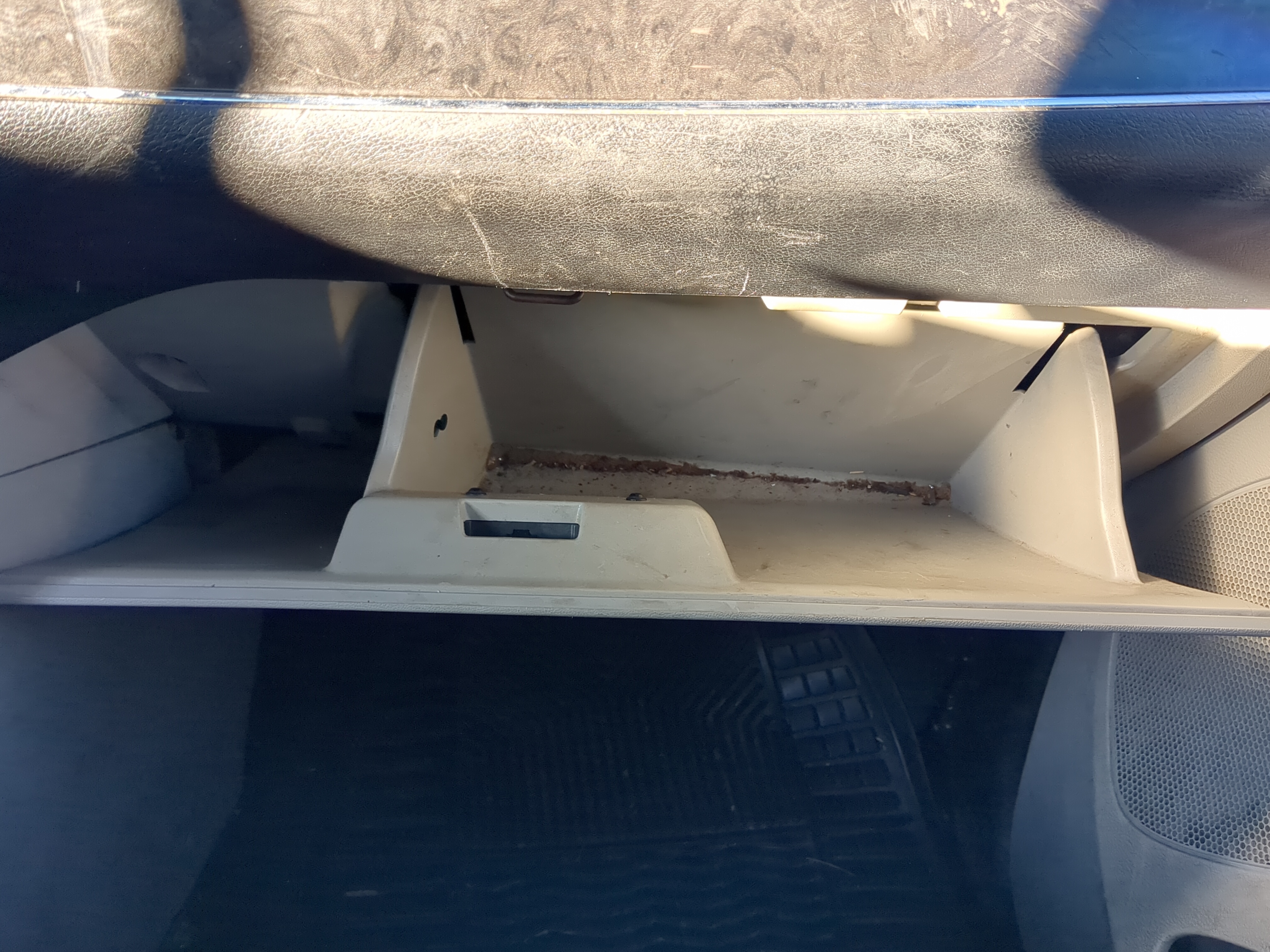 2013 CHRYSLER TOWN & COUNTRY Passenger Glove Box Door Storage Compartment - Oemusedautoparts1.com