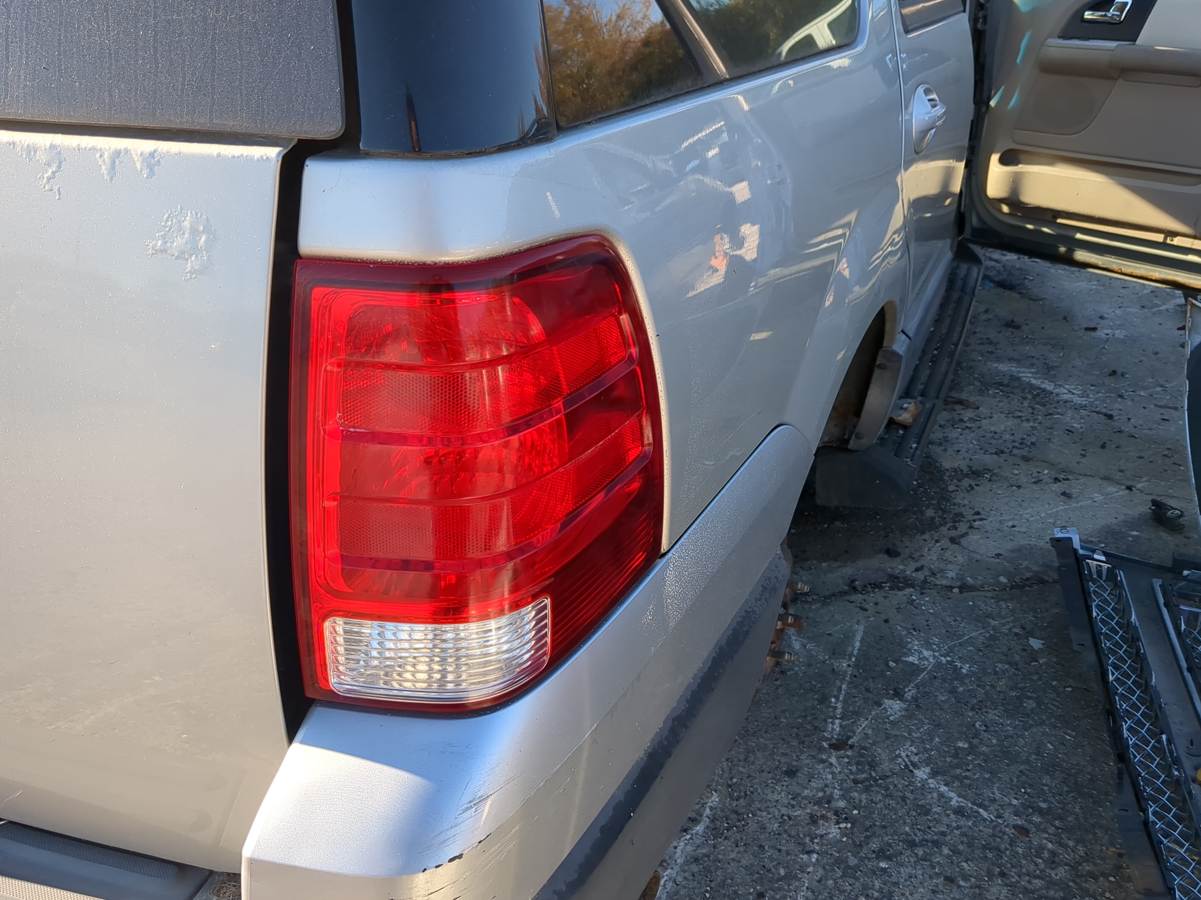 Picture of 2003-2006 Ford Expedition Passenger Right Side Tail Light Taillight Oem 1180888