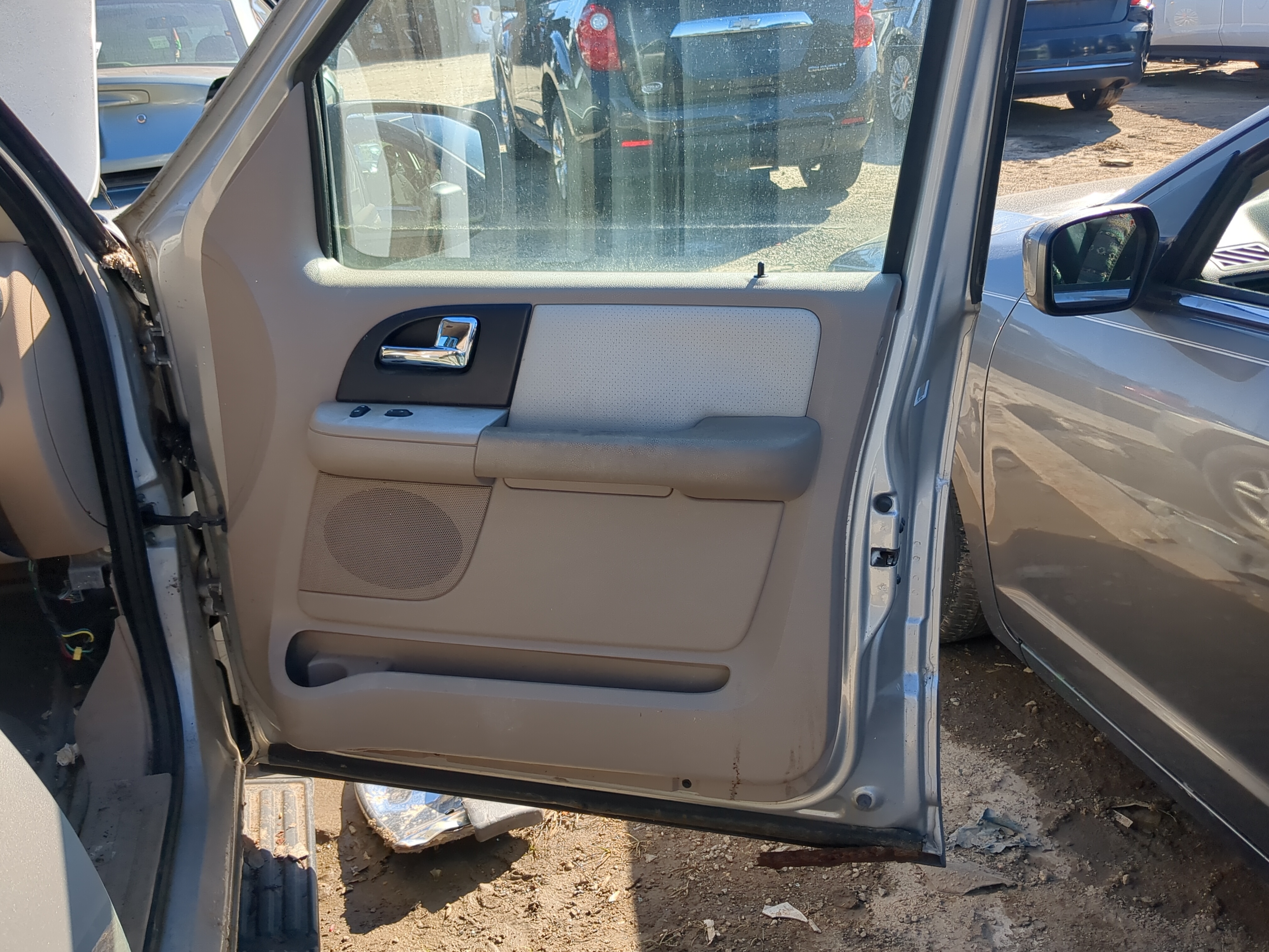Picture of 2006 Ford Expedition Front Right Passenger Interior Door Panel Trim 1180916