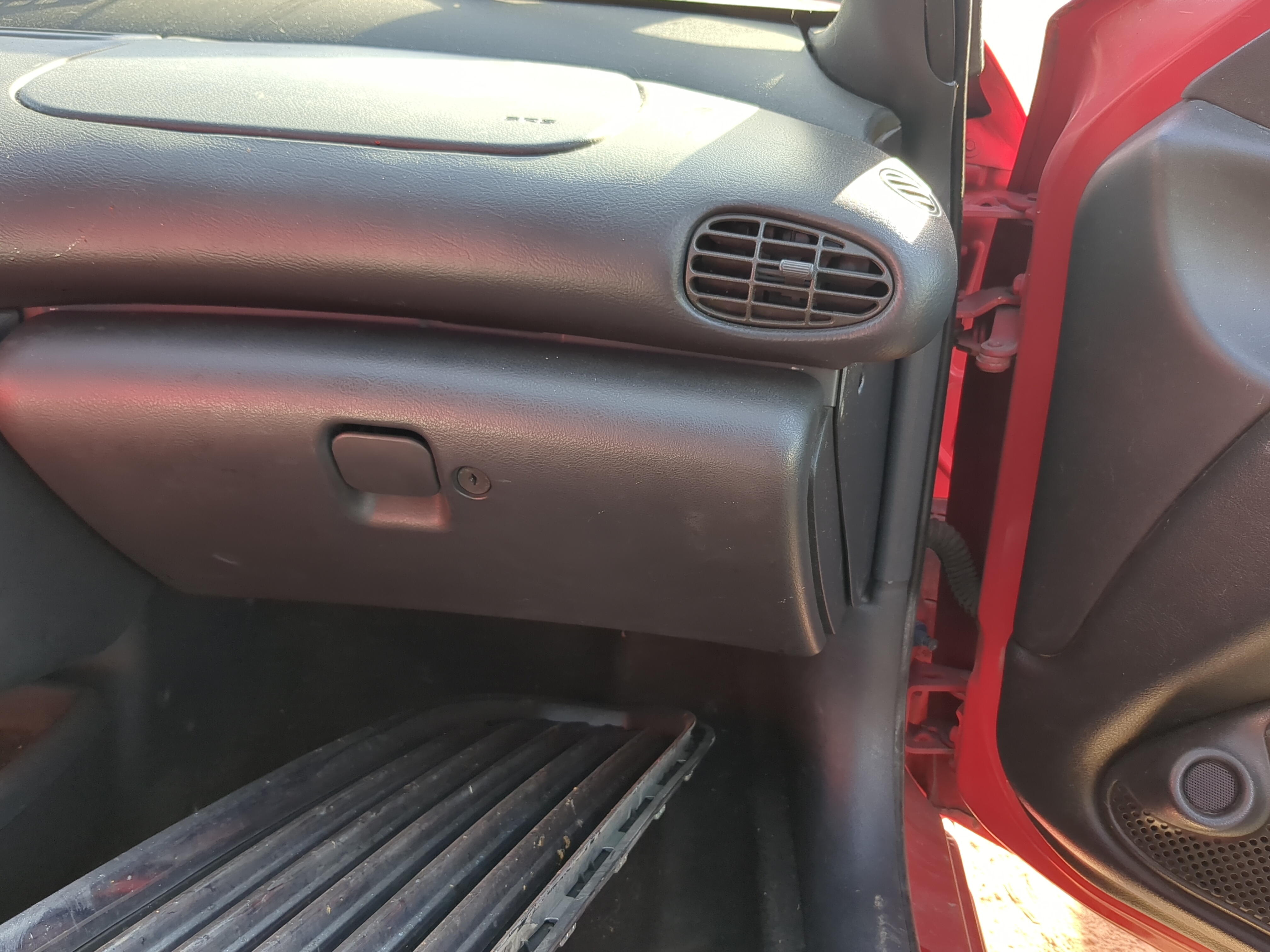 2000 Pontiac Sunfire Passenger Glove Box Door Storage Compartment 1184841 - Oemusedautoparts1.com